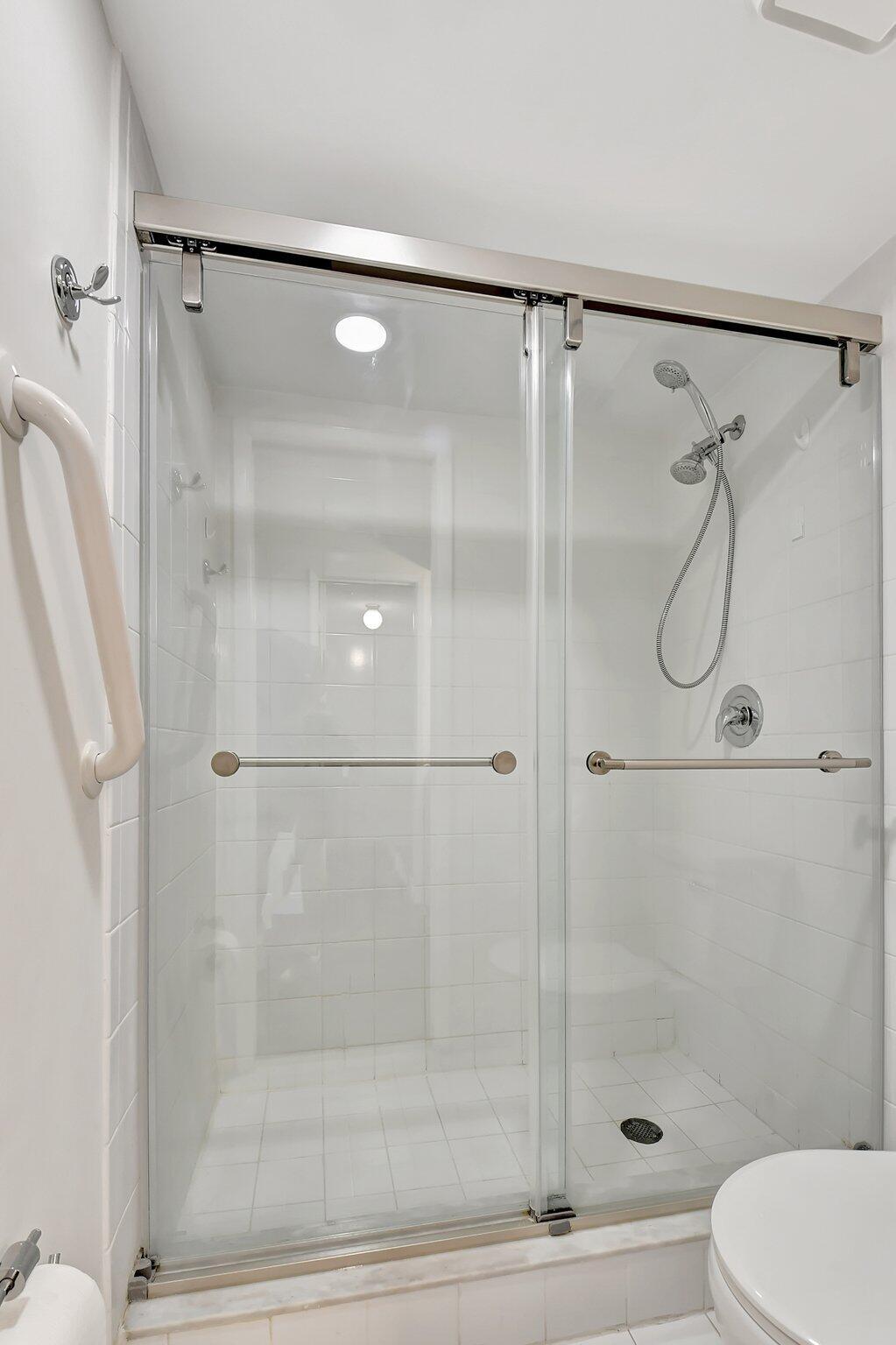 LAKESIDE CONDO - Residential Lease