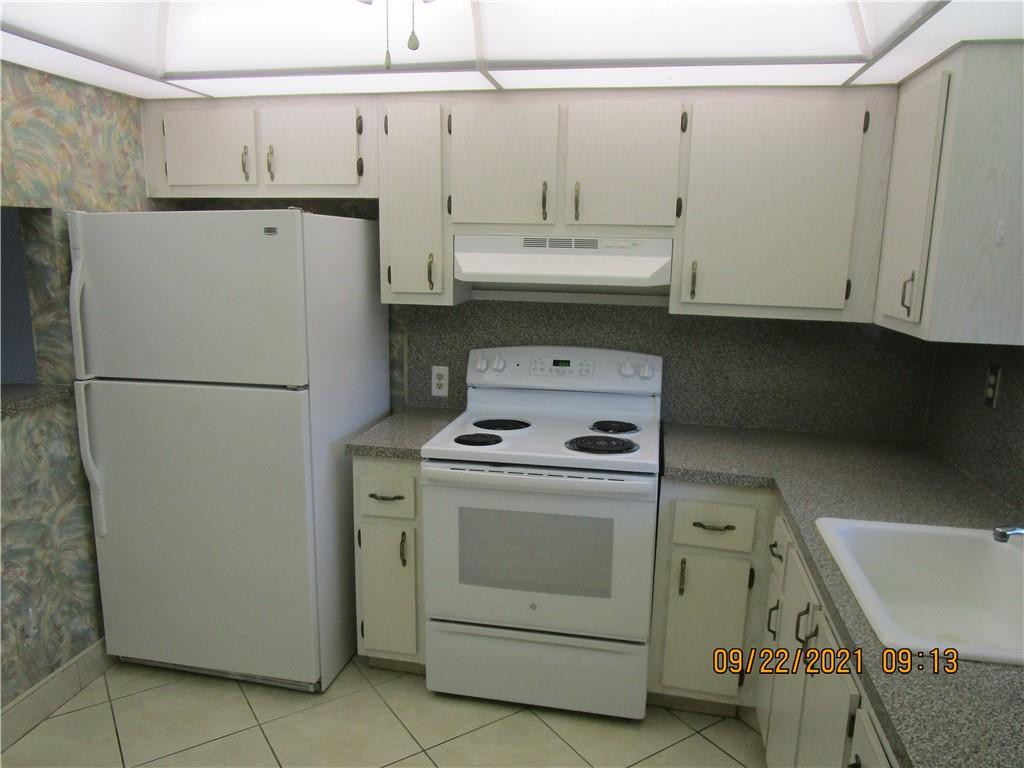 CASH ONLY LOVELY 1 BEDROOM 1 AND A HALF BATH CONDO IN SPECTACULAR SUNRISE LAKES 55+ COMMUNITY.THIS COMMUNITY IS LIKE LIVING IN A COUNTRY CLUB COMMUNITY WITHOUT THE COUNTRY CLUB FEES.THIS UNIT HAS TILE FLOORS IN THE LIVING ROOM DINING ROOM AND KITCHEN AND A MAGNIFICENT LAKE VIEW.CONDO ASSOCIATION HAS INCOME AND CREDIT REQUIREMENTS.GUARANTORS ARE PERMITTED.(CO-SIGNERS) ASSOCIATION SAYS MINIMUM INCOME IS $2100 NET PER MONTH AND 670 CREDIT SCORE AND FUNDS TO CLOSE.   CASH ONLY