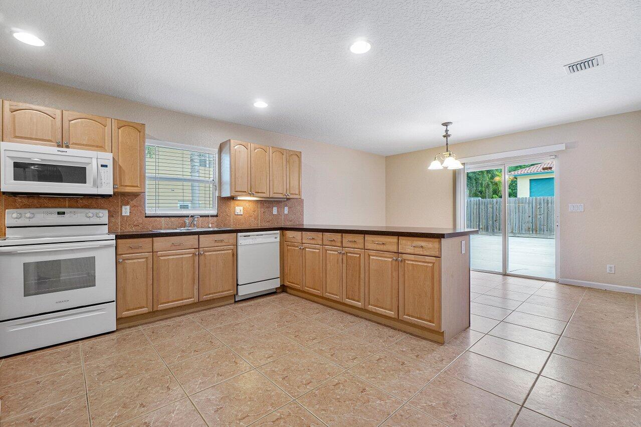 PALM BEACH FARMS CO 3 - Residential Lease