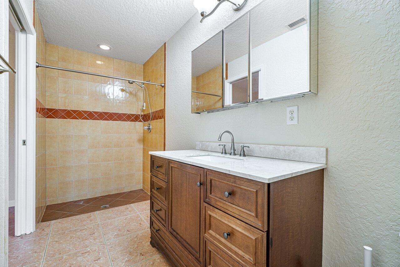 PALM BEACH FARMS CO 3 - Residential Lease