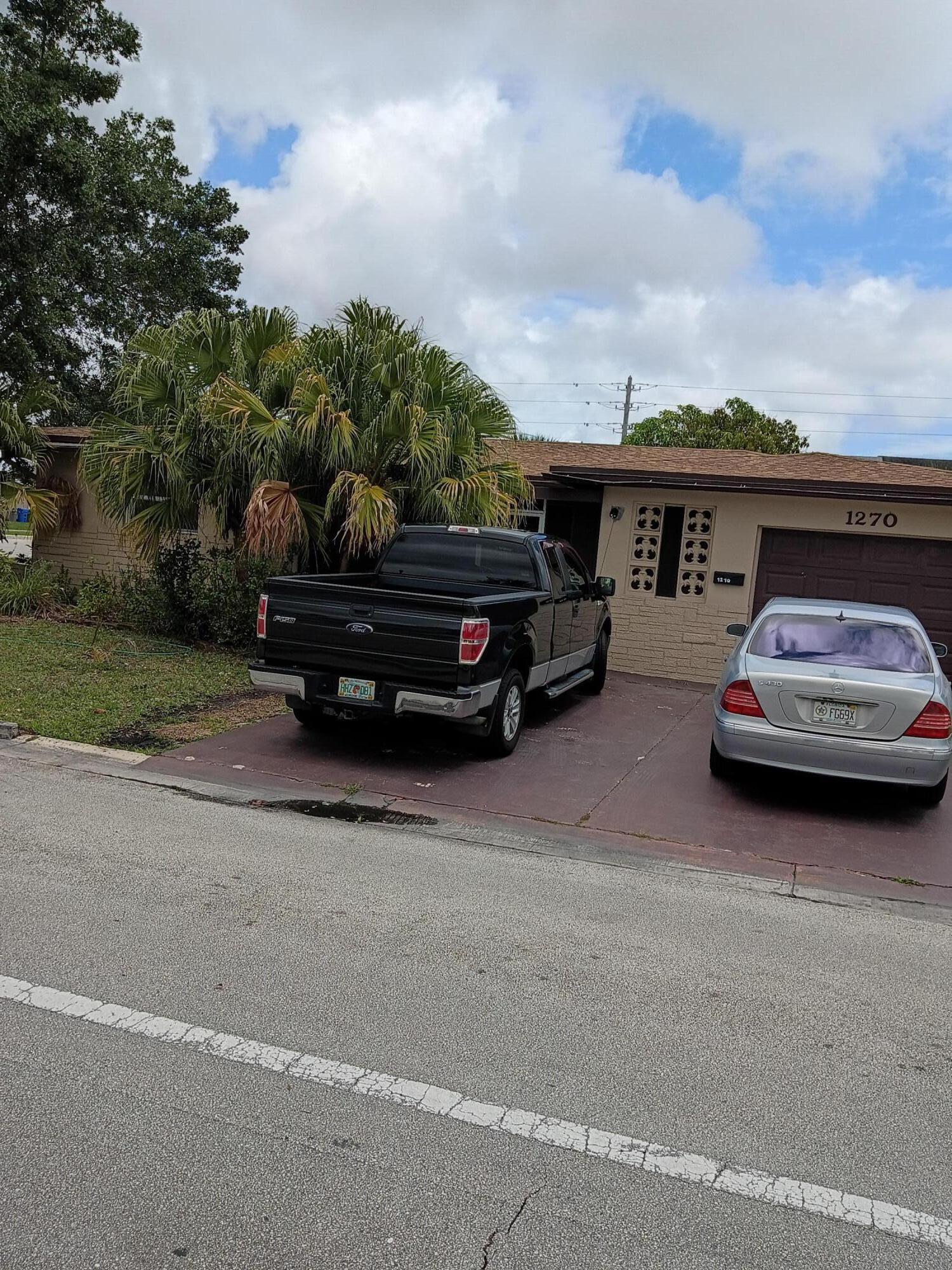 VERY NICE LARGE AND SPACIOUS HOME IN BEAUTIFUL PARADISE GARDENS. ASSOCIATION SAYS IT'S 55+ AND REQUIRE 700 CREDIT SCORE. NO ONE UNDER 18. SELLER REQUIRES 24 HOURS NOTICE TO SHOW