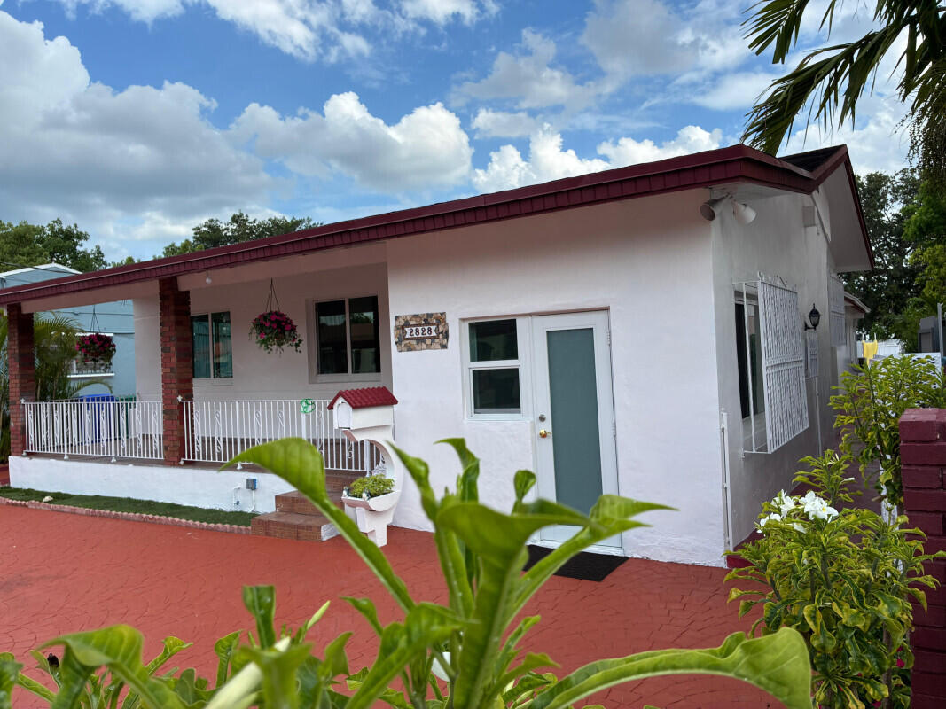 Discover this single-story residence located in the Central Park community of Miami, offering 2,105 square feet of finished living space. This property presents an excellent opportunity for those seeking a straightforward, practical home in an established area. The open floor plan maximizes the available square footage, providing flexibility for various living arrangements and personal customization. Situated in Miami, this residence offers convenient access to the vibrant opportunities the city has to offer. Amplia y hermosa propiedad lista para mudarse en una ubicación céntrica de Miami. Tiene distribución versátil ideal para familias grandes o vida multigeneracional. Tres tienen acceso y A/C independientes. Todas las habitaciones cuentan con baño completo. Ventanas y puertas de impacto en toda la propiedad. Mejoras recientes incluyen un A/C, panel eléctrico y renovación de líneas de desagüe a PVC. Terraza techada, piscina privada y estacionamiento para 6 vehículos. Cerca de la Av 27, Flagler ST, Aeropuerto.
