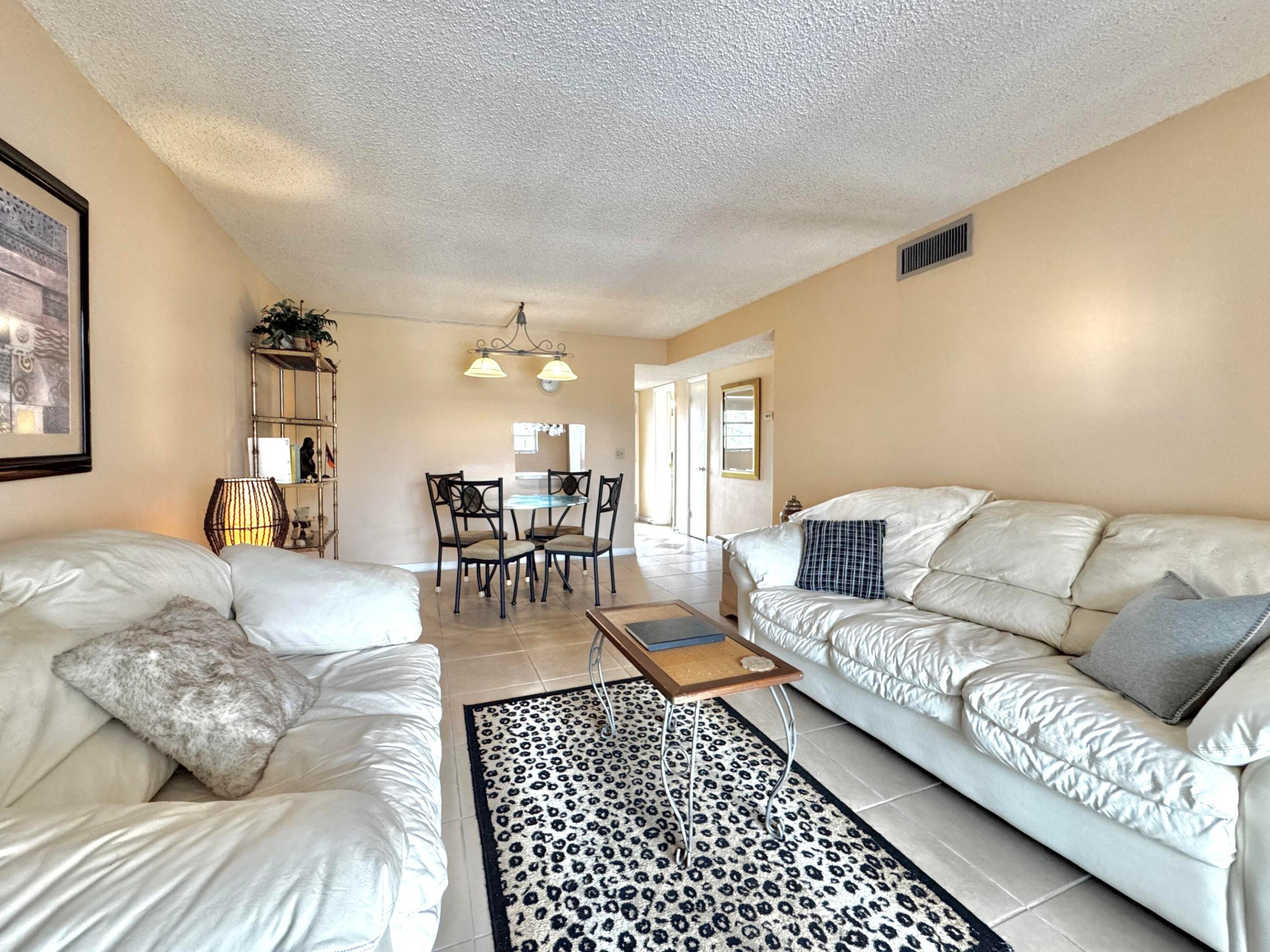 VILLAGE ROYALE - Residential