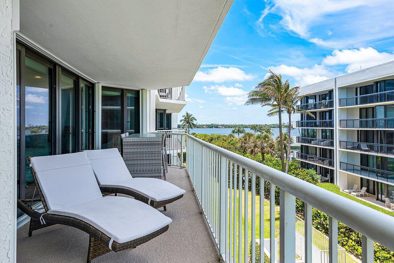 ENCLAVE OF PALM BEACH COND DECL FILED 2-12-85 IN - Residential