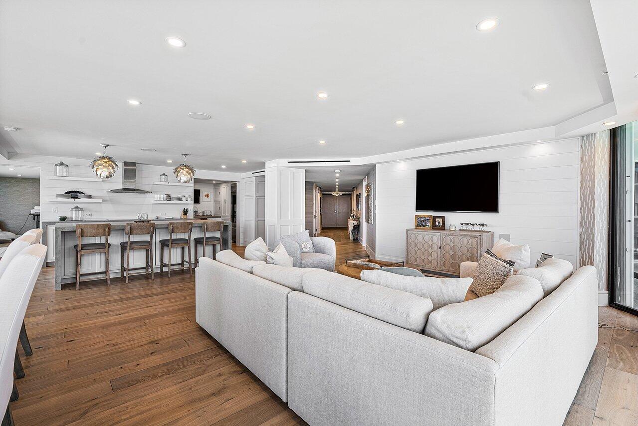 ENCLAVE OF PALM BEACH COND DECL FILED 2-12-85 IN - Residential