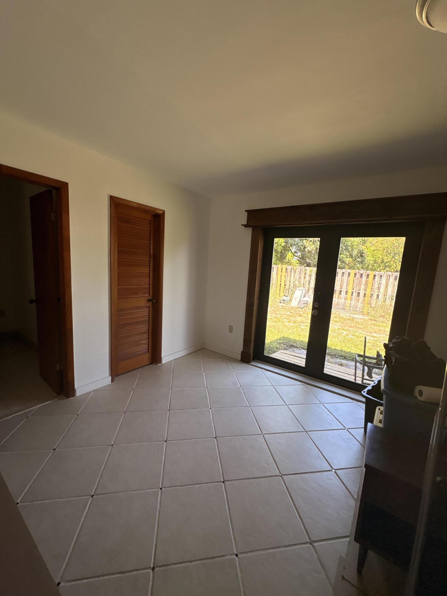 HOLLYWOOD COUNTRY ESTATES - Residential