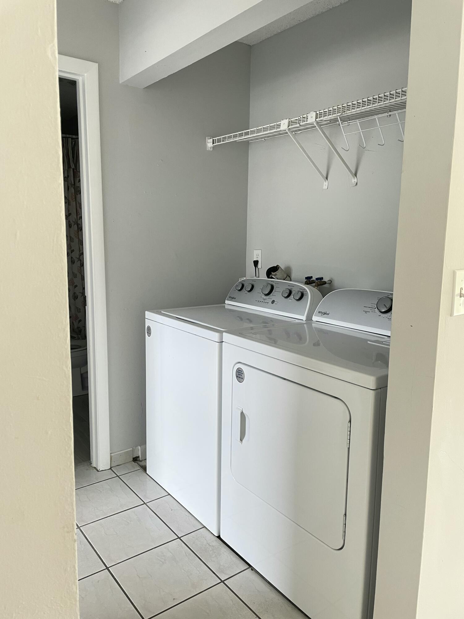 COUNTRY LAKE - Residential Lease