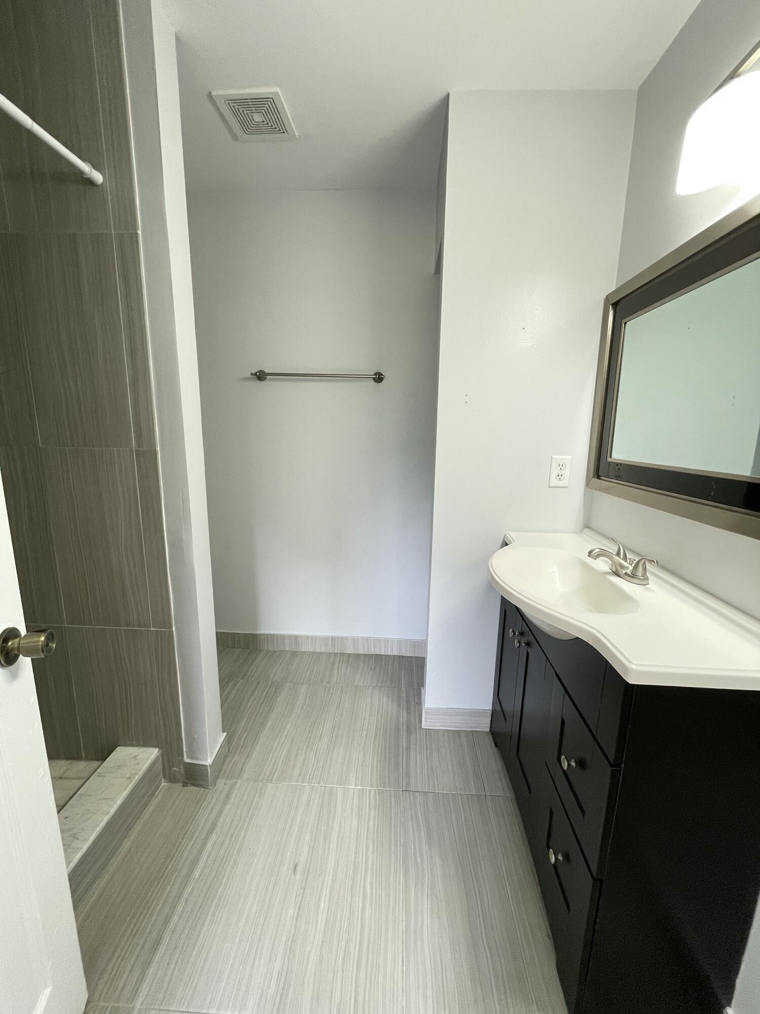 COUNTRY LAKE - Residential Lease