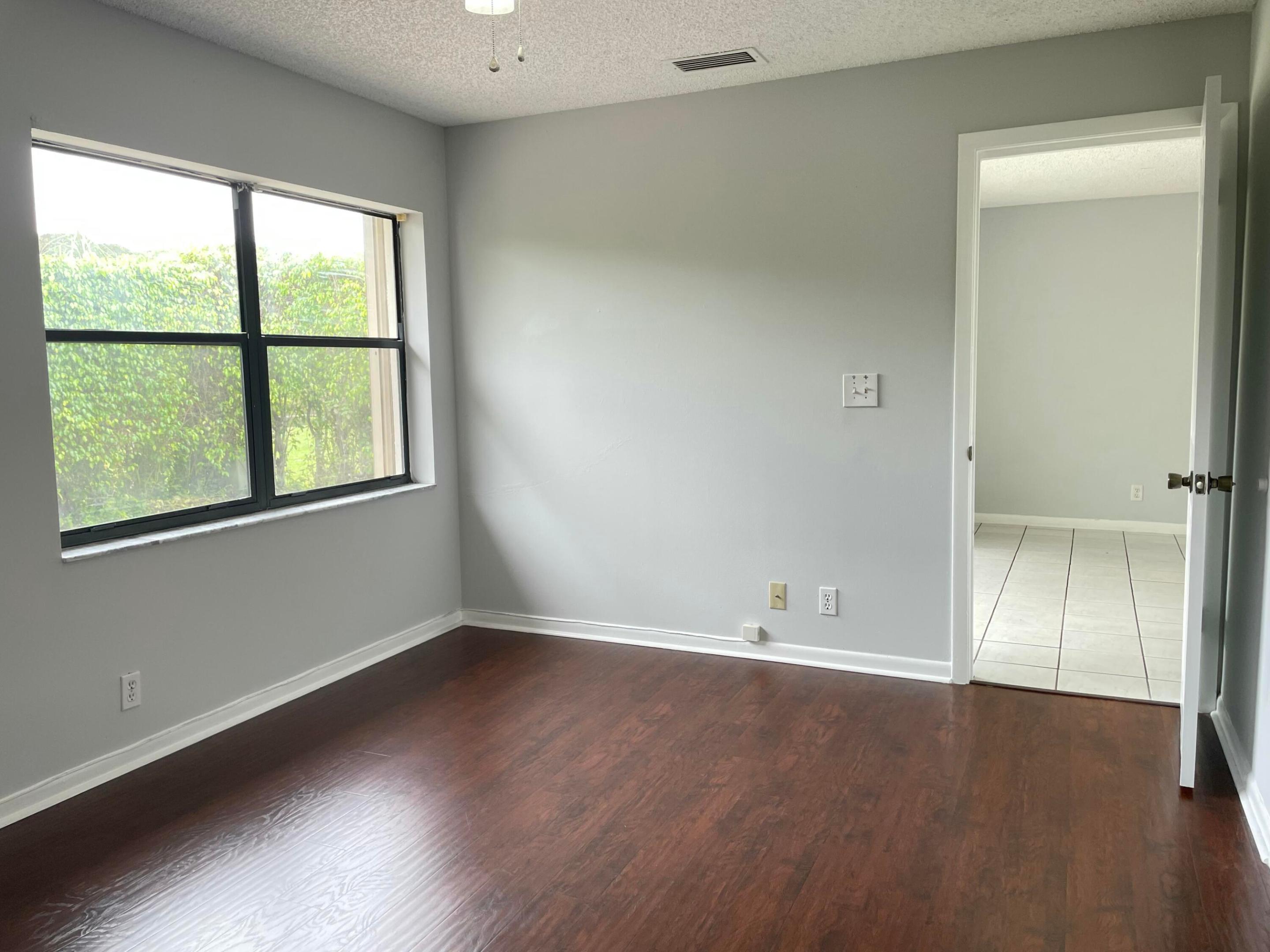 COUNTRY LAKE - Residential Lease
