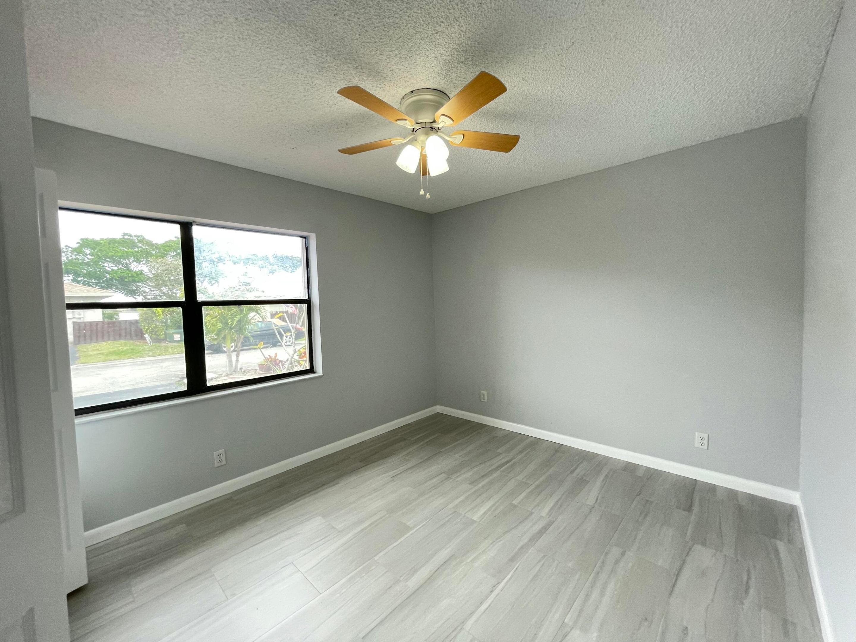 COUNTRY LAKE - Residential Lease