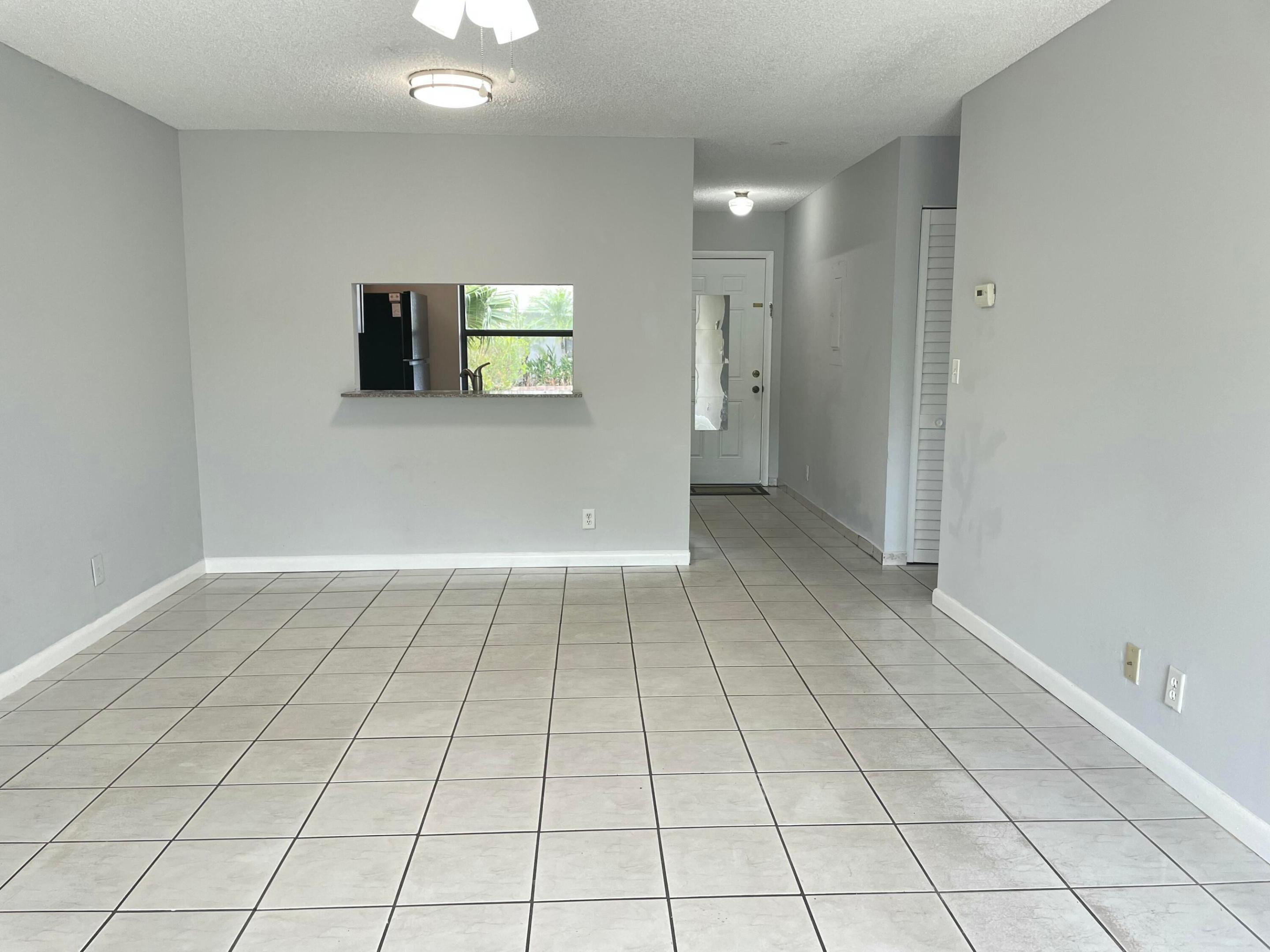 COUNTRY LAKE - Residential Lease