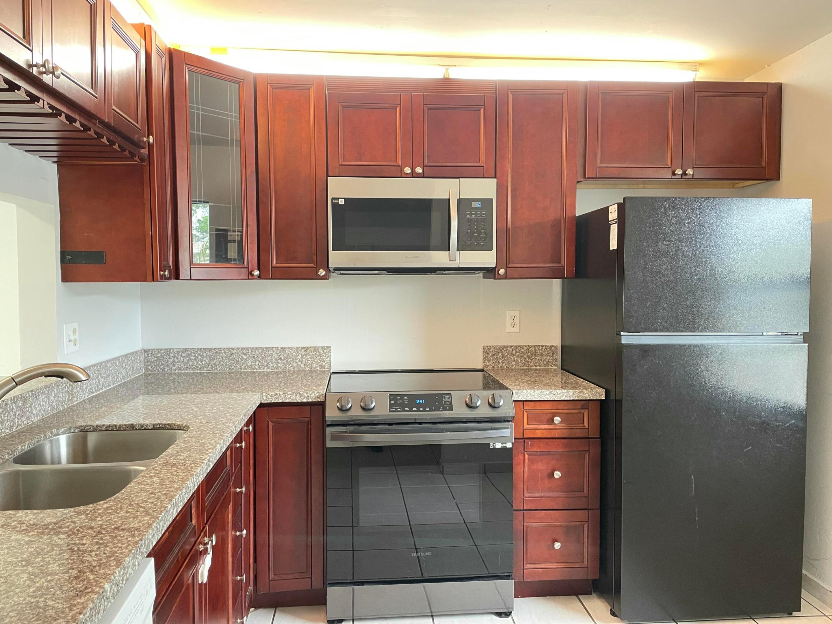 COUNTRY LAKE - Residential Lease