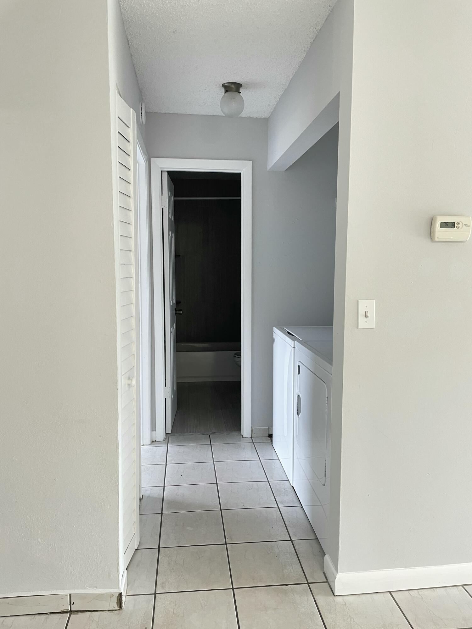 COUNTRY LAKE - Residential Lease