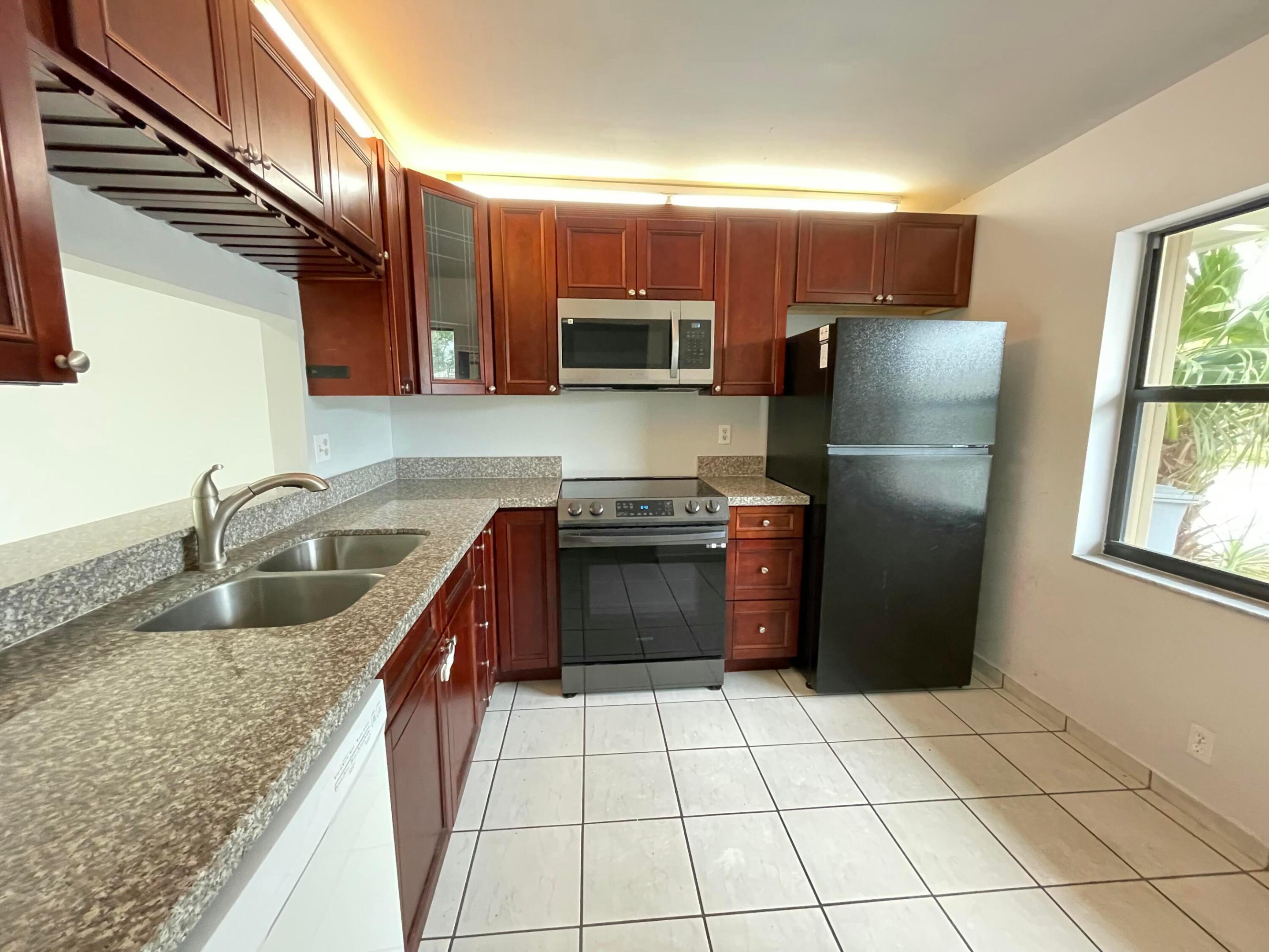 COUNTRY LAKE - Residential Lease