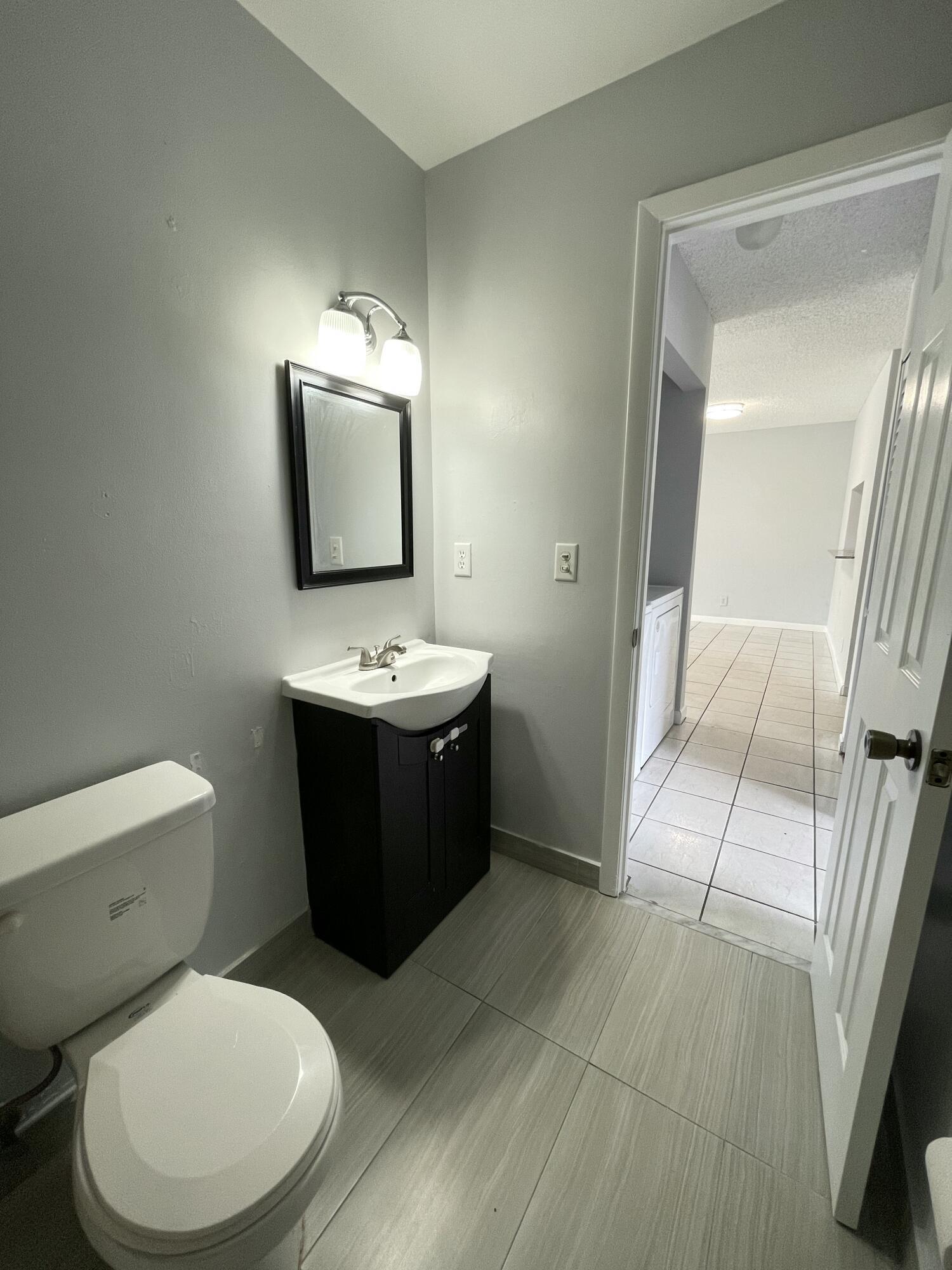 COUNTRY LAKE - Residential Lease