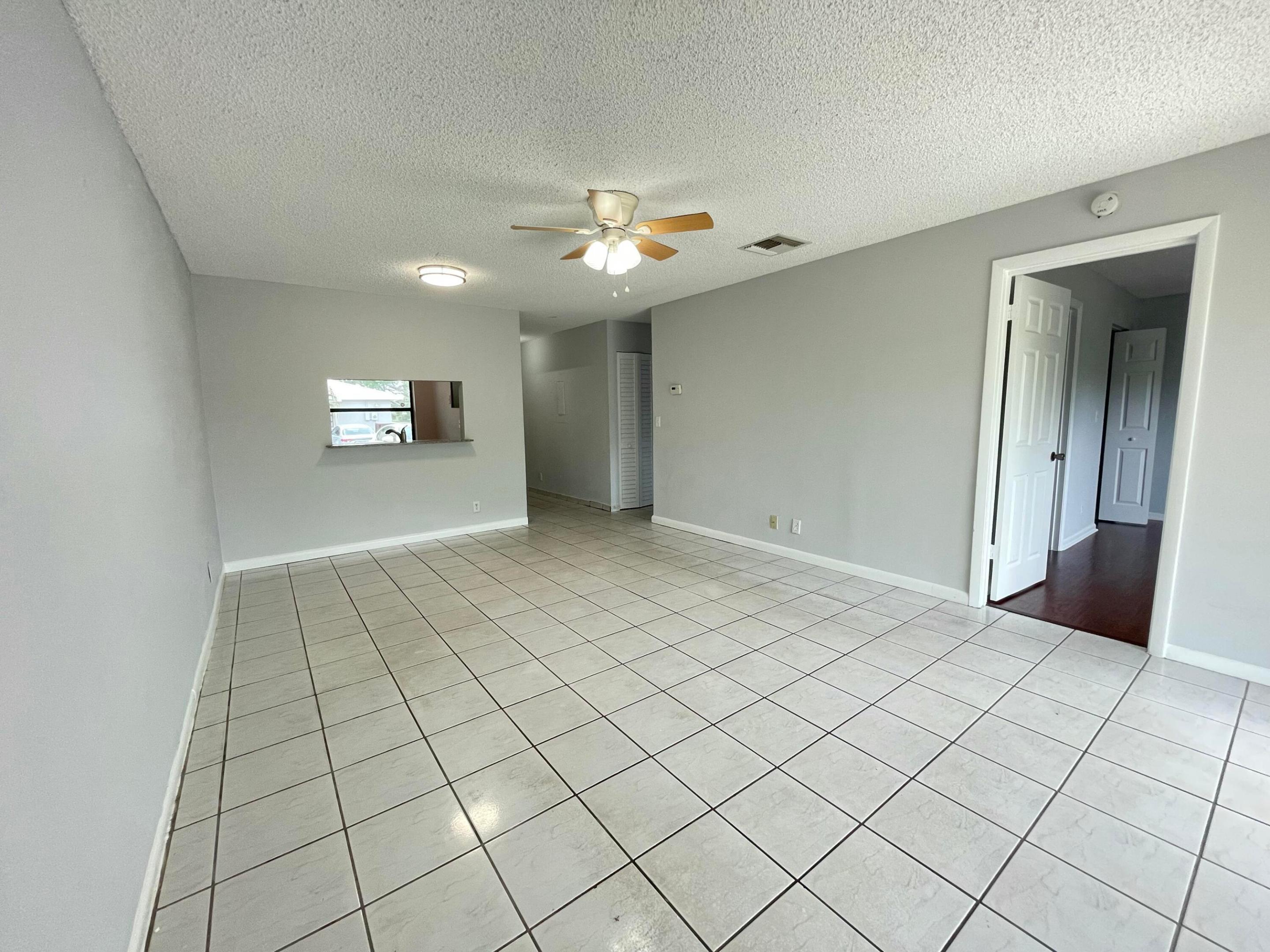 COUNTRY LAKE - Residential Lease