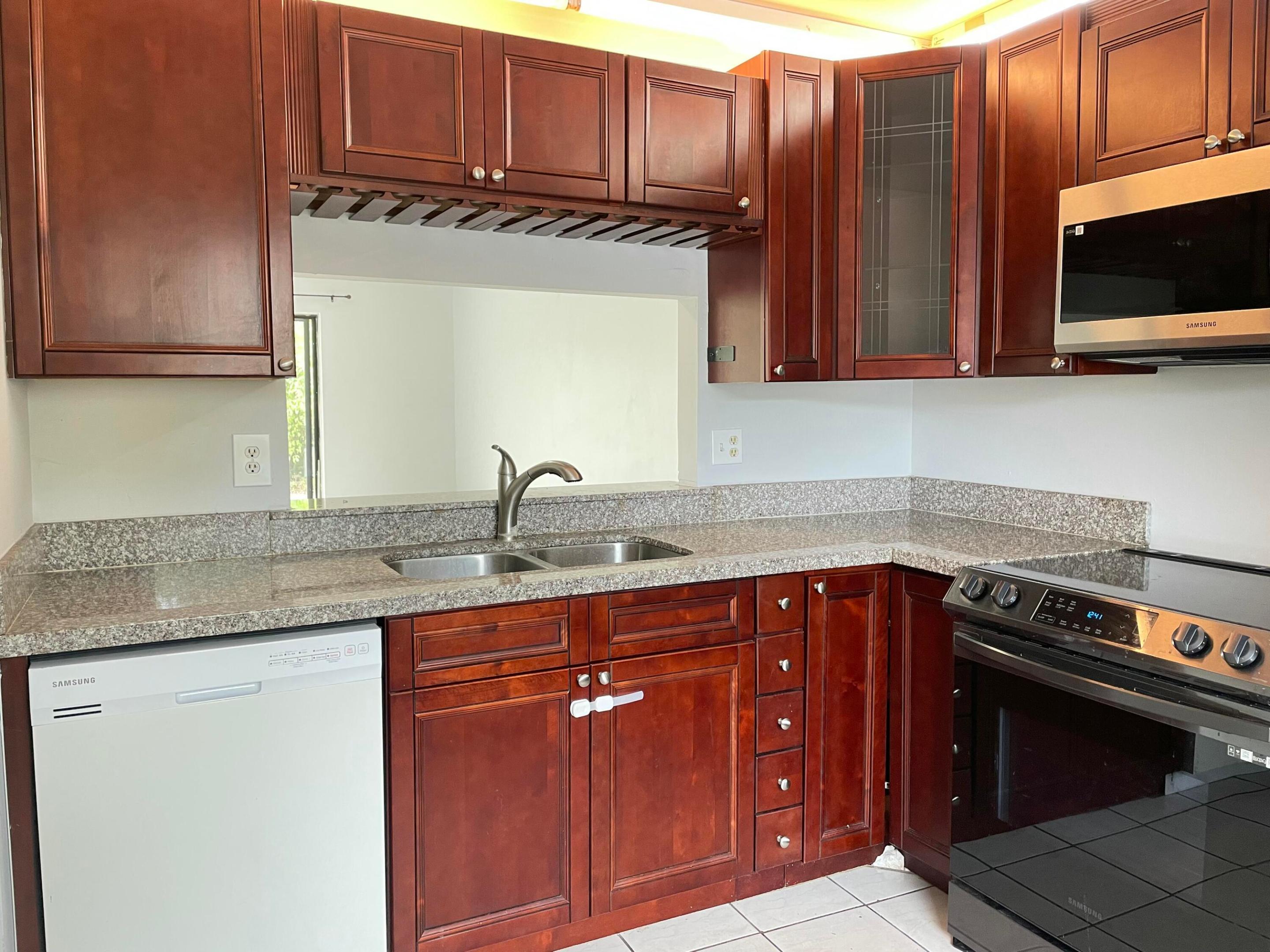 COUNTRY LAKE - Residential Lease