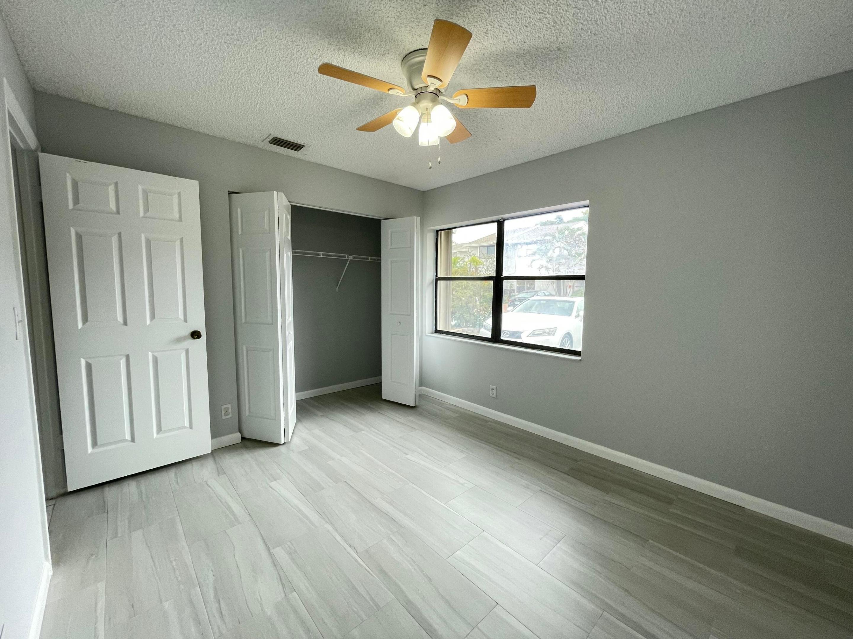 COUNTRY LAKE - Residential Lease