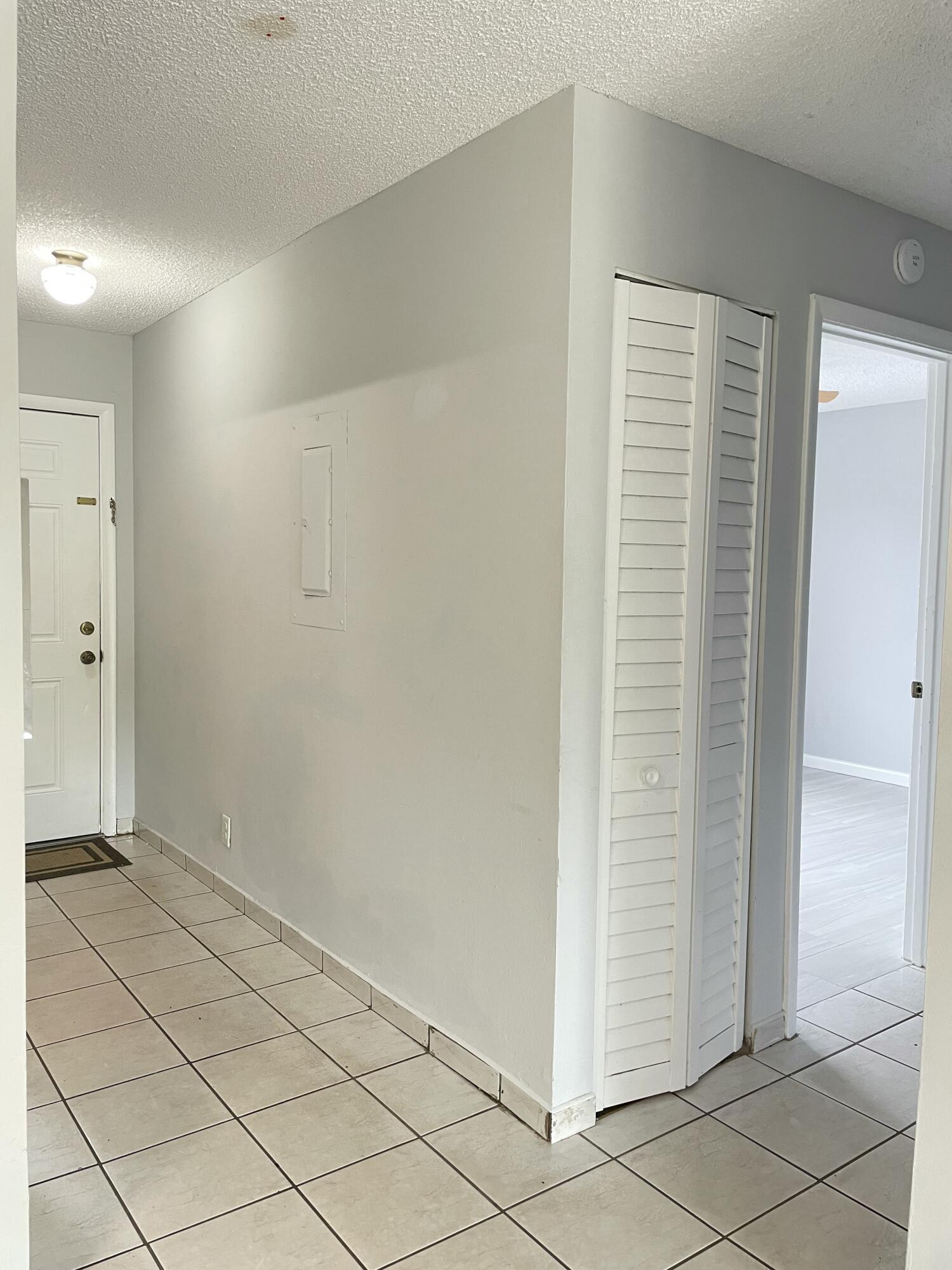 COUNTRY LAKE - Residential Lease