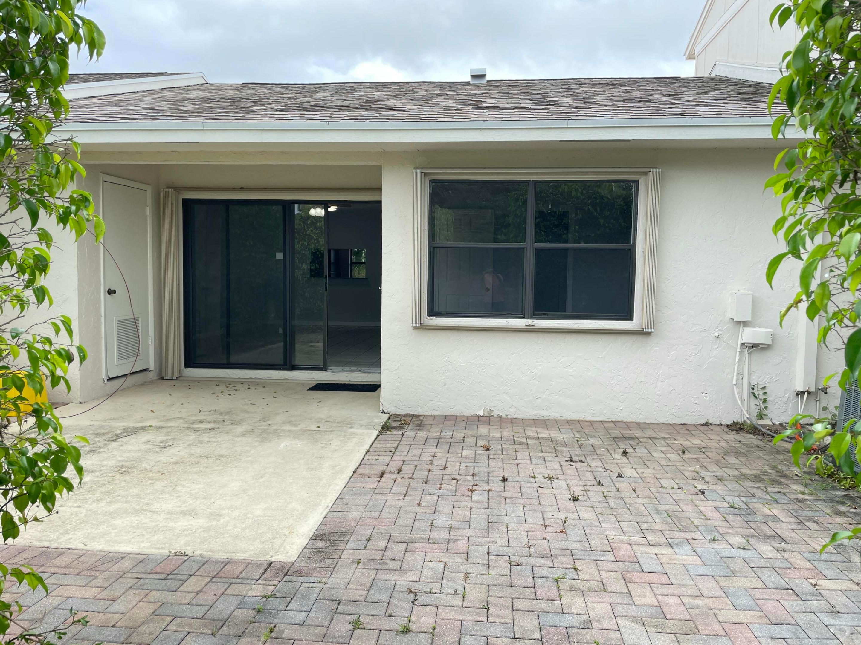 COUNTRY LAKE - Residential Lease