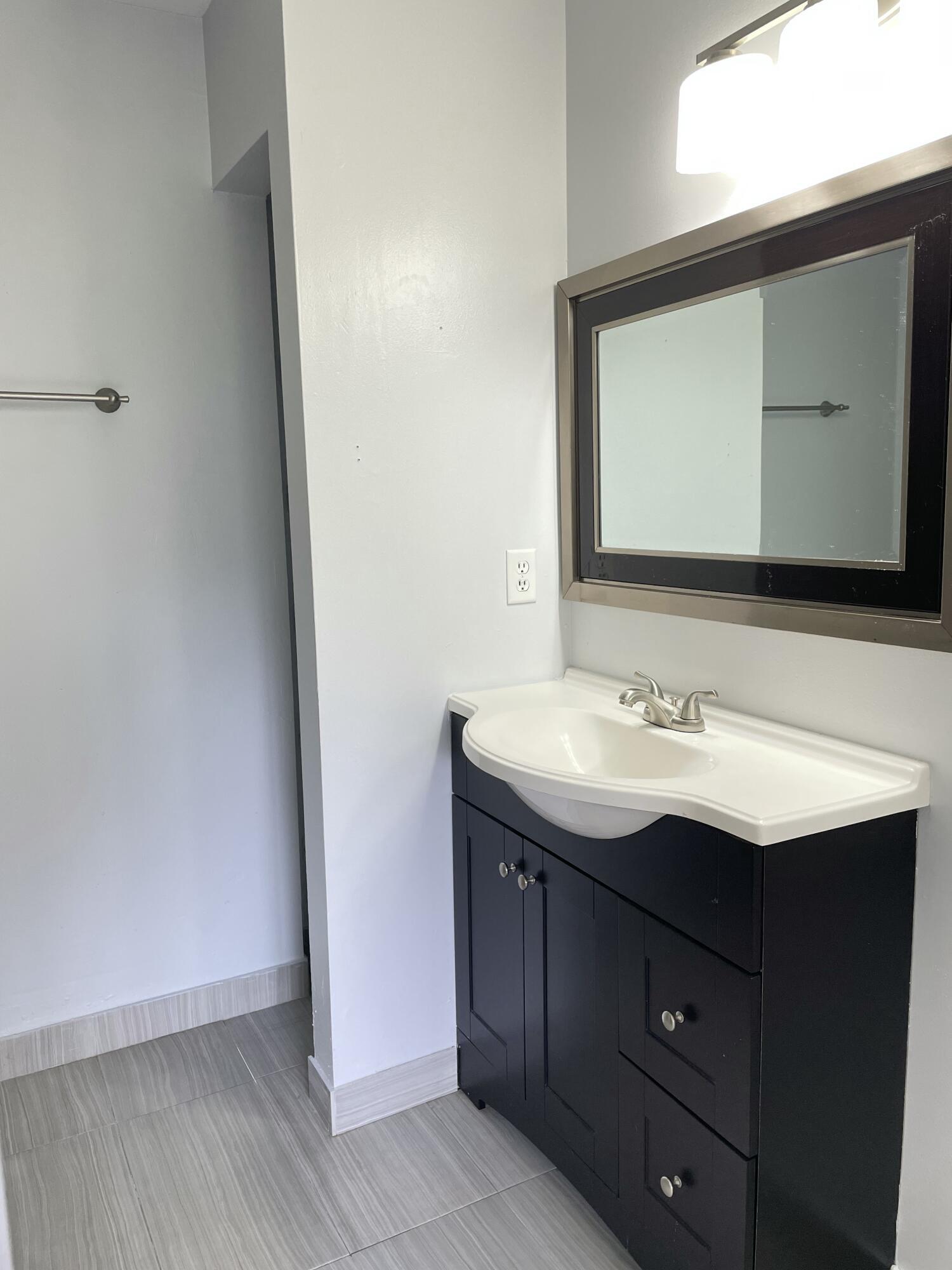 COUNTRY LAKE - Residential Lease