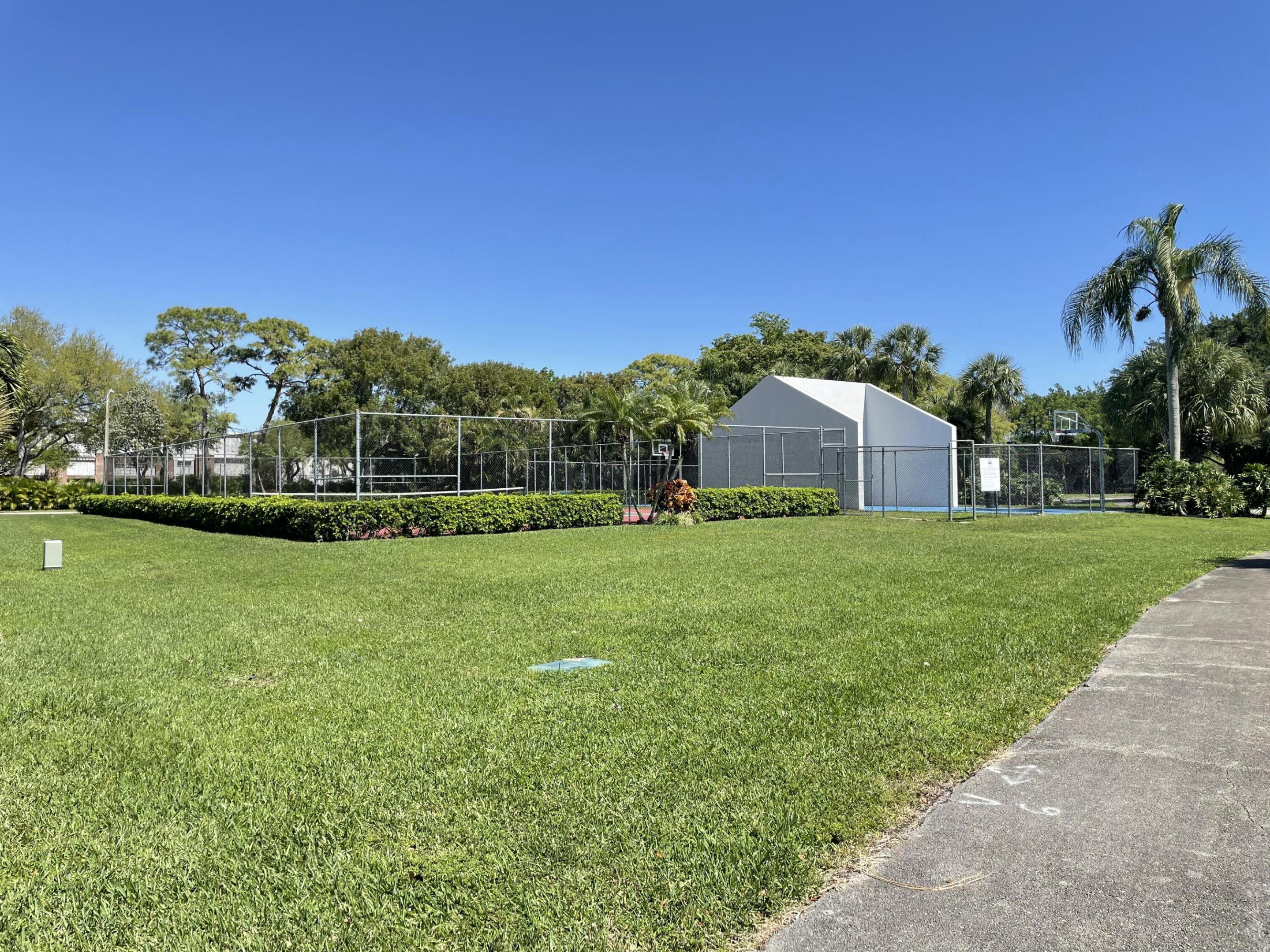 COUNTRY LAKE - Residential Lease