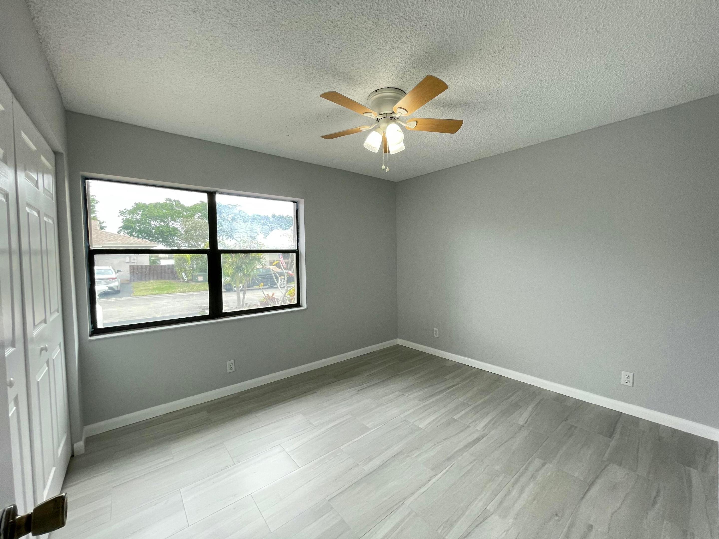COUNTRY LAKE - Residential Lease