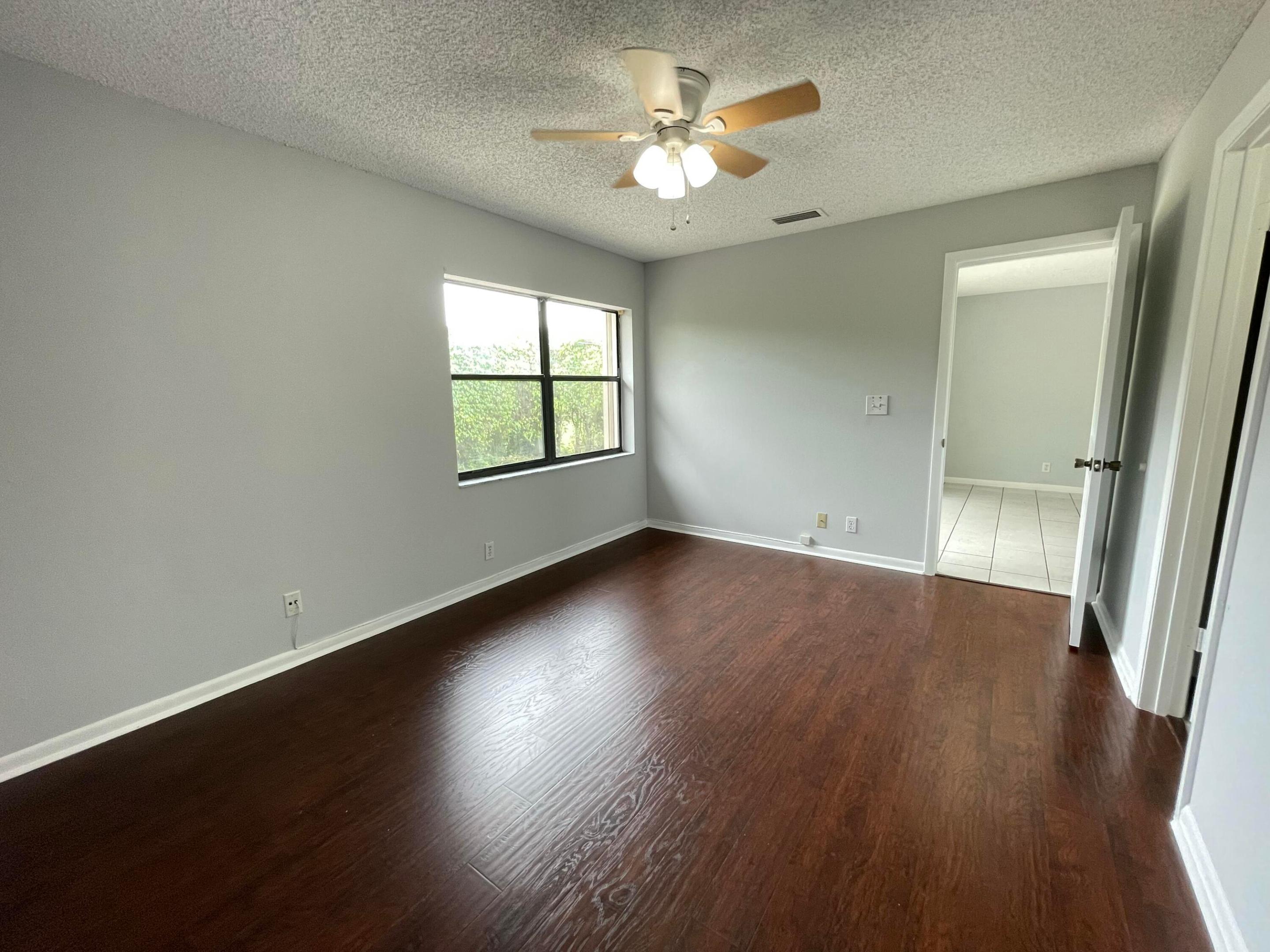 COUNTRY LAKE - Residential Lease