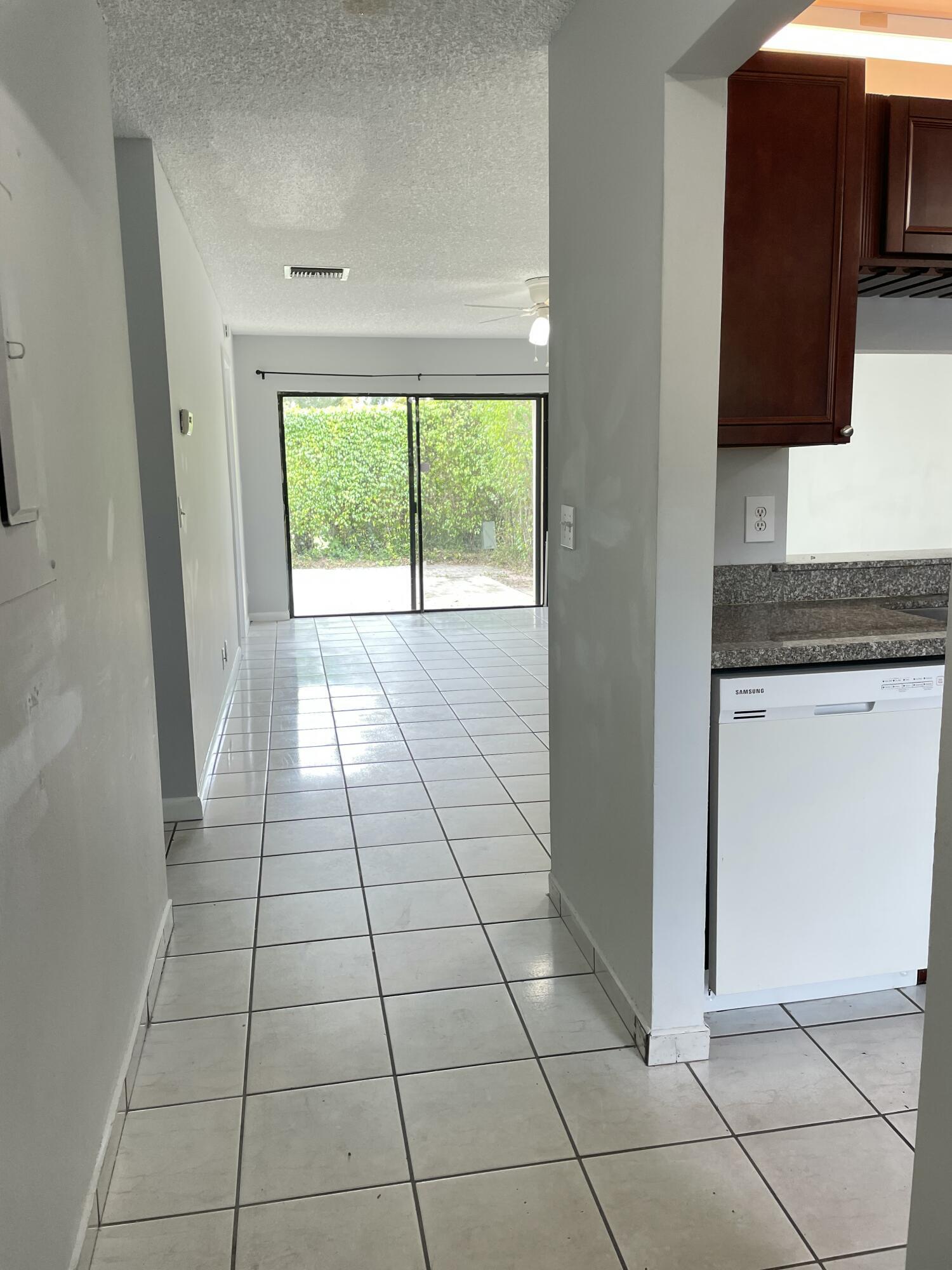 COUNTRY LAKE - Residential Lease