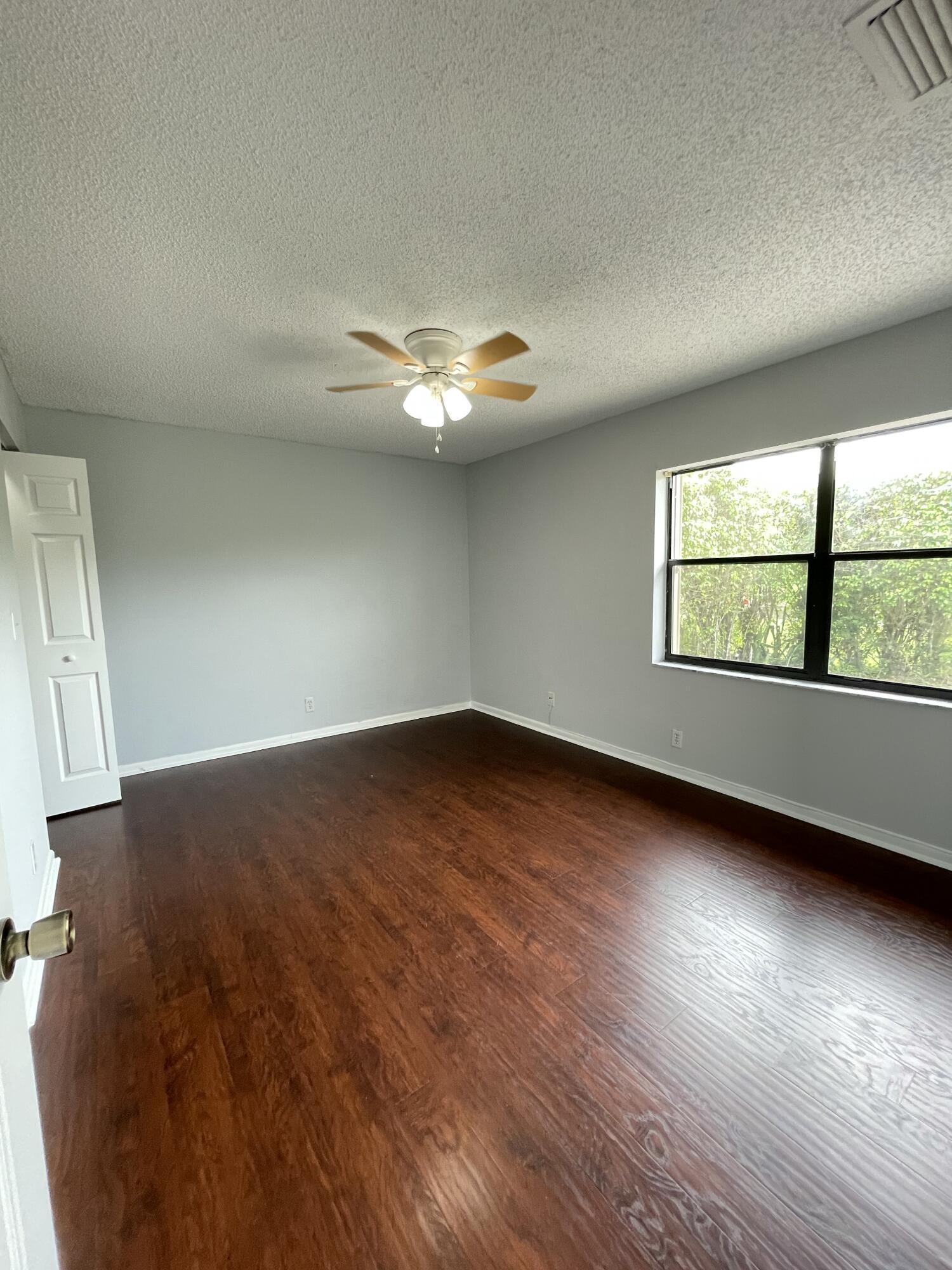 COUNTRY LAKE - Residential Lease