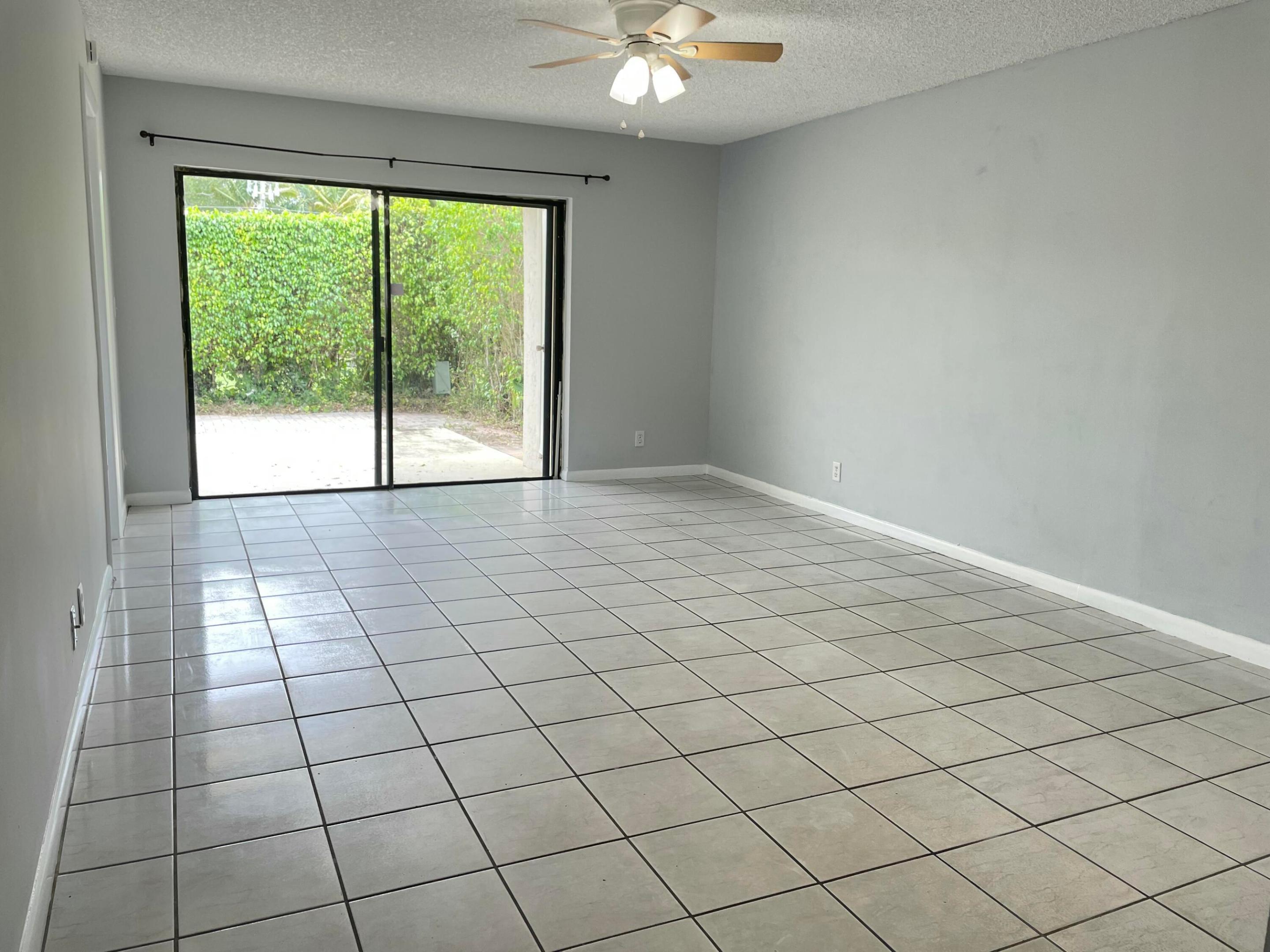 COUNTRY LAKE - Residential Lease