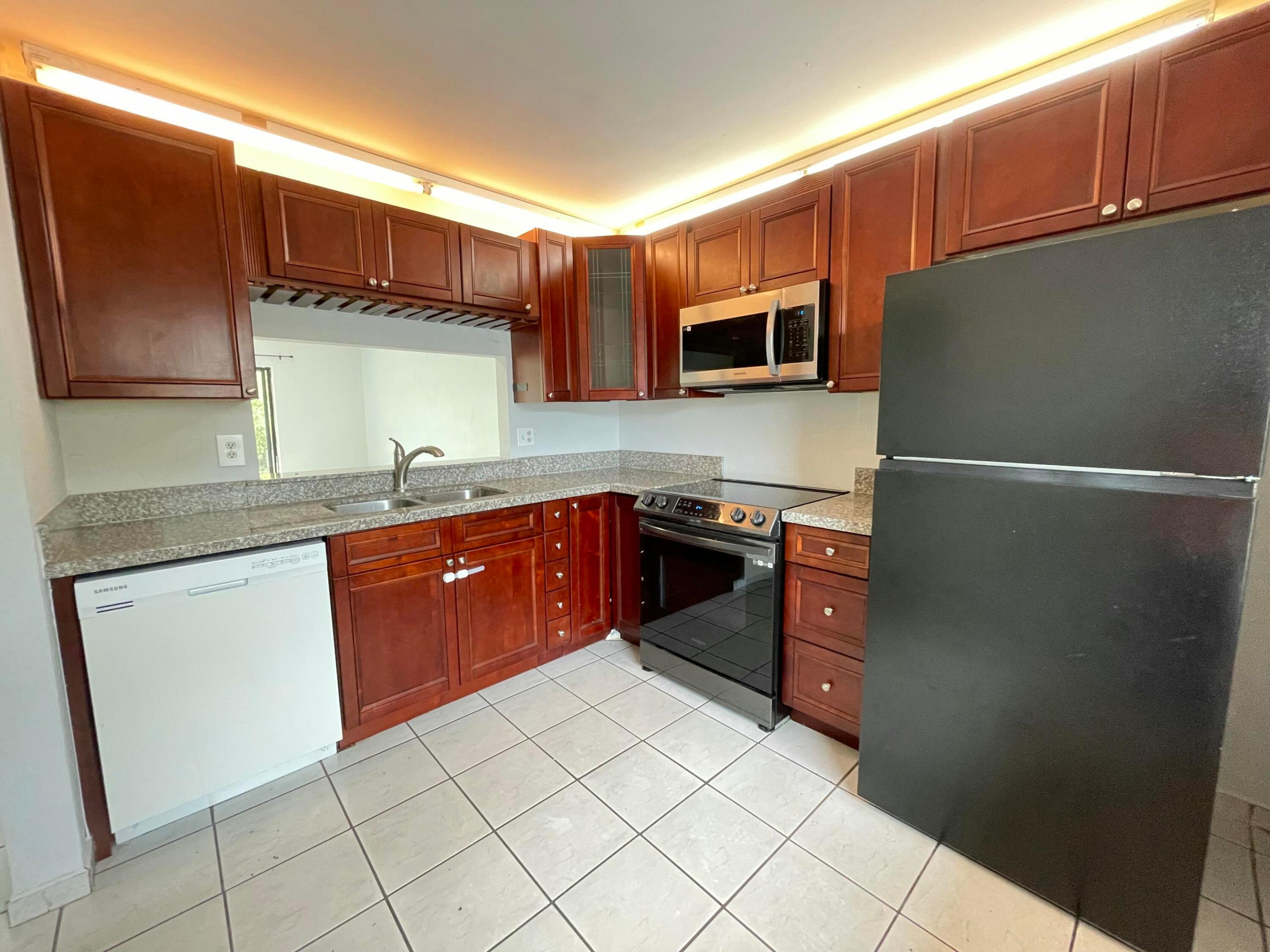 COUNTRY LAKE - Residential Lease