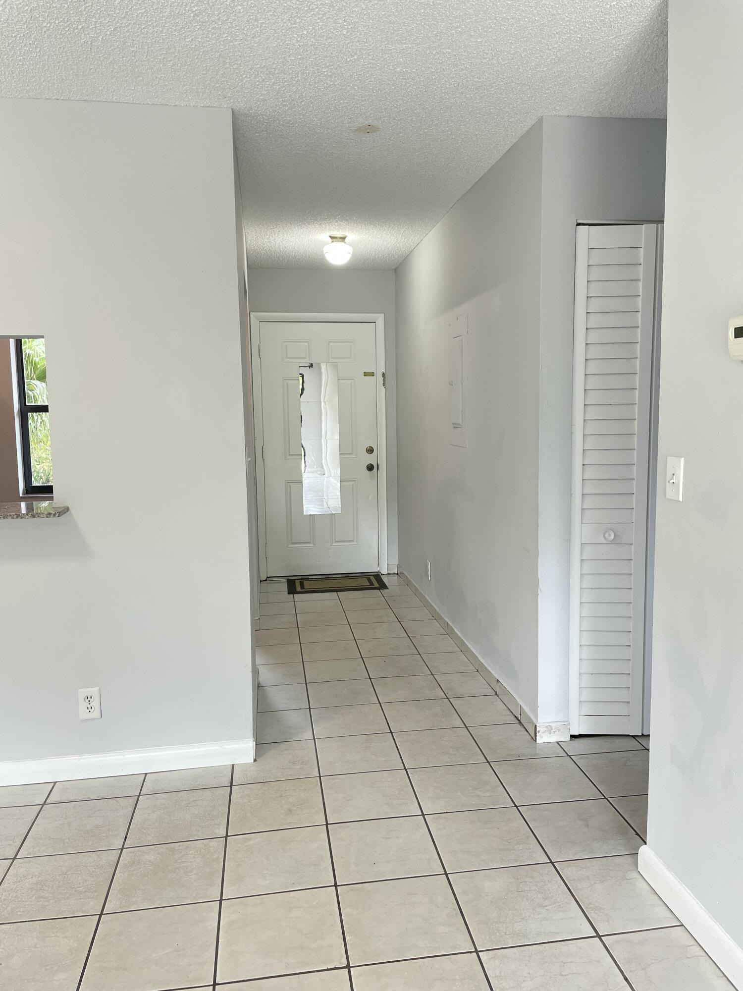 COUNTRY LAKE - Residential Lease