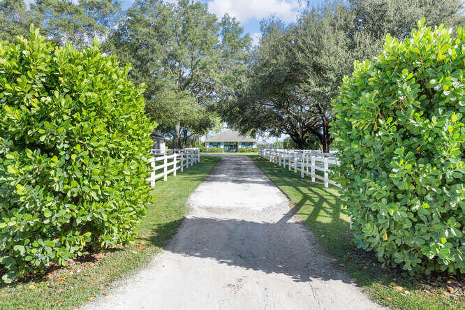 SADDLE TRAIL PARK OF WELLINGTON - Residential
