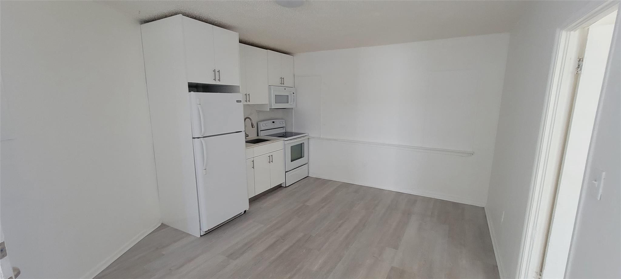 HOLLYWOOD TERRACE - Residential Lease