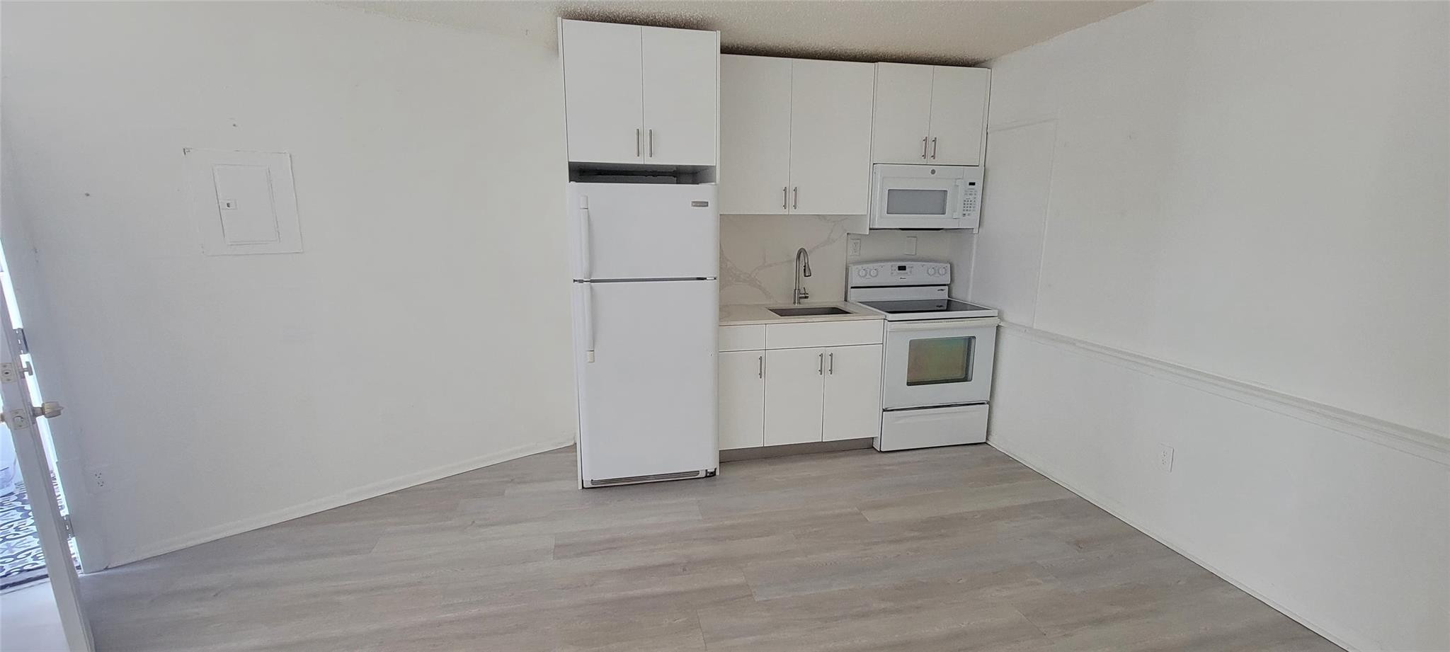 HOLLYWOOD TERRACE - Residential Lease