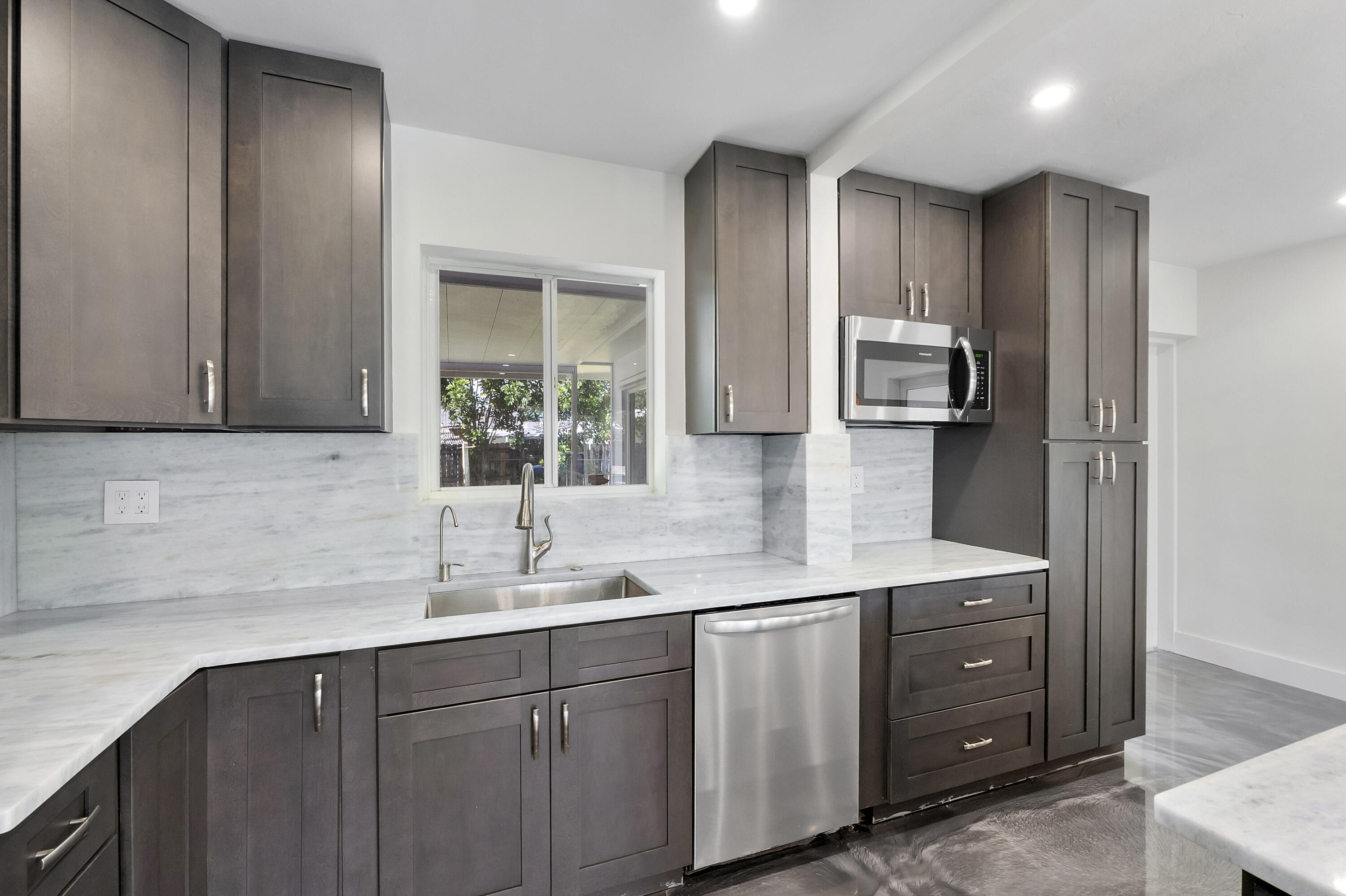 MARY KNOLL - Residential Lease