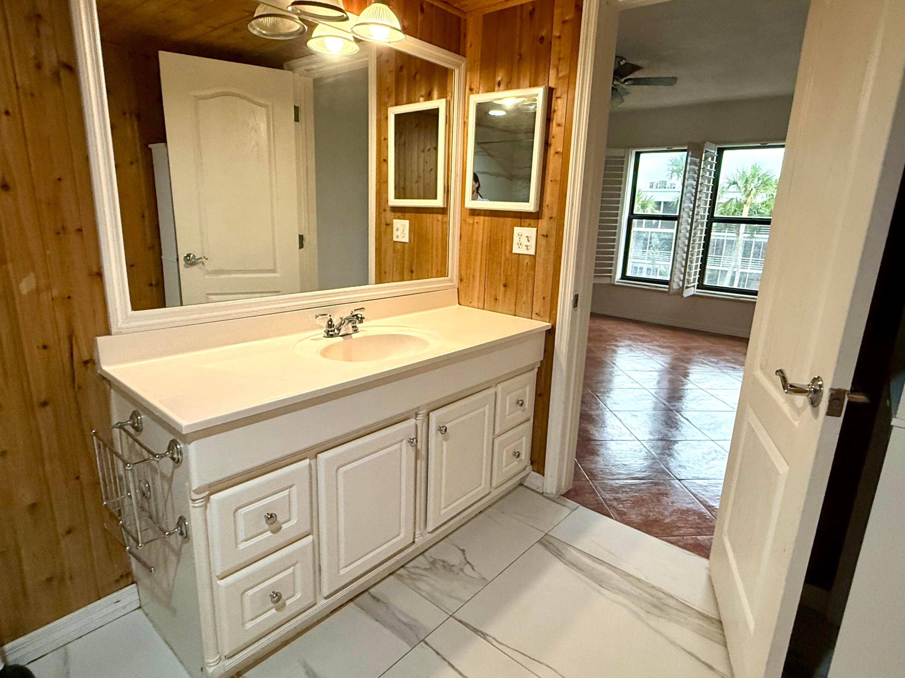 HIDDEN HARBOUR CONDO - Residential Lease