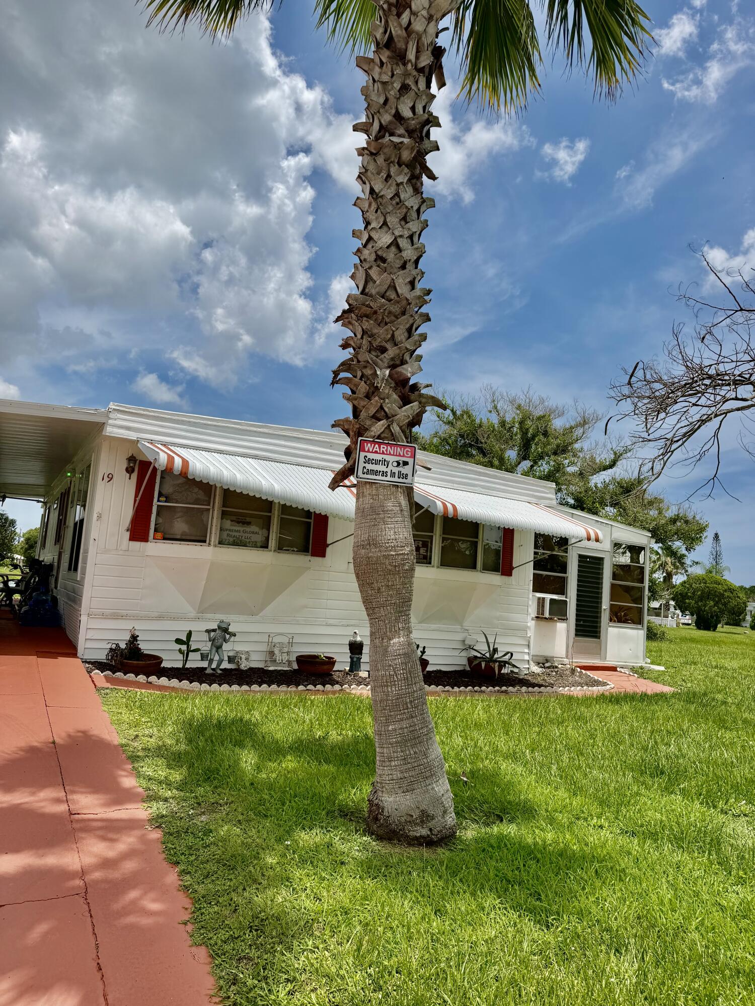 THIS TWO BEDROOM TWO BATH IS ON A LAKE WITH THE MOST BEAUTIFUL VIEWS  OF THE LAKE FROM THE BEDROOMS.ITS IN SPANISH LAKES COMMUNITIES WHERE THE LOT RENT COVERS GOLFING, TENNIS, CLUBHOUSE ACTIVITIES SWIMMING POOLS AND MUCH MORE.BUYERS HAS TO BE PARK APPROVEDAND PAY A MONTHLY LOT RENBT OF 800T AND RENT IS CHANGABLE EVERY YEAR.