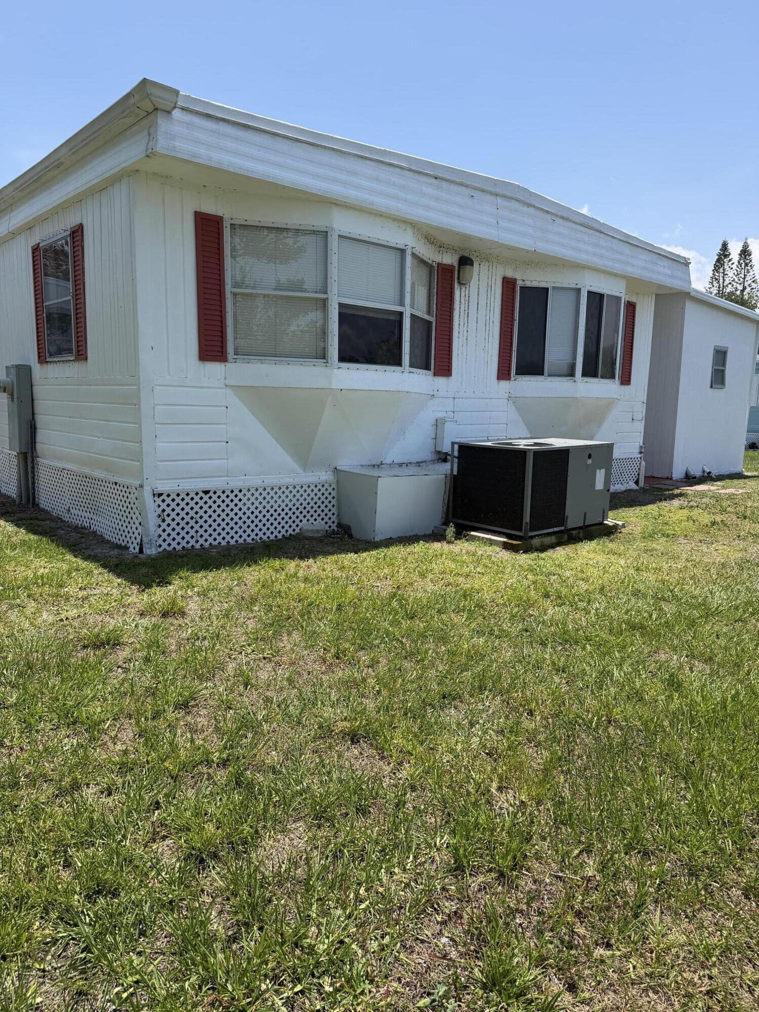 THIS TWO BEDROOM TWO BATH IS ON A LAKE WITH THE MOST BEAUTIFUL VIEWS  OF THE LAKE FROM THE BEDROOMS.ITS IN SPANISH LAKES COMMUNITIES WHERE THE LOT RENT COVERS GOLFING, TENNIS, CLUBHOUSE ACTIVITIES SWIMMING POOLS AND MUCH MORE.BUYERS HAS TO BE PARK APPROVEDAND PAY A MONTHLY LOT RENBT OF 800T AND RENT IS CHANGABLE EVERY YEAR.