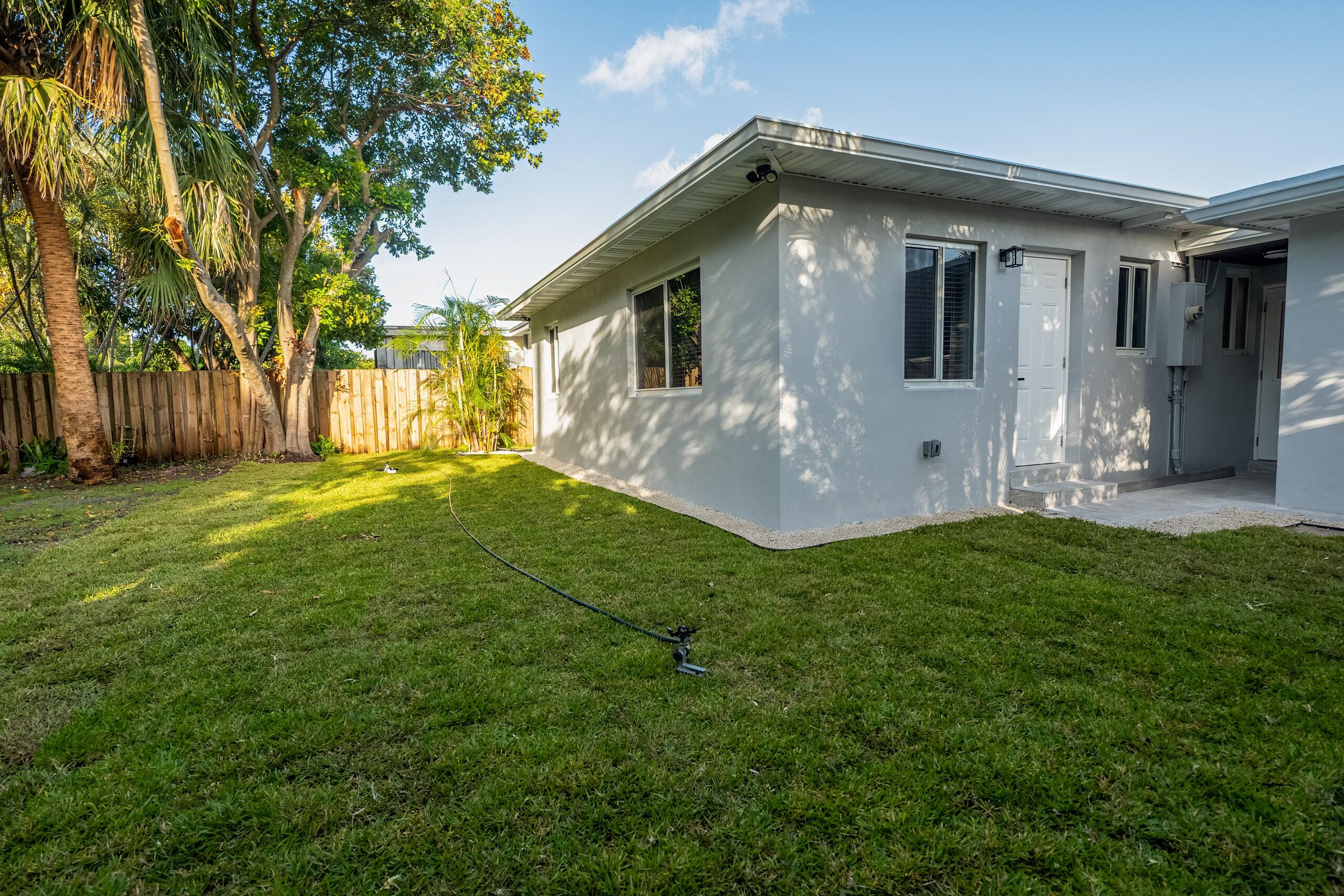 HOLLYWOOD LITTLE RANCHES - Residential