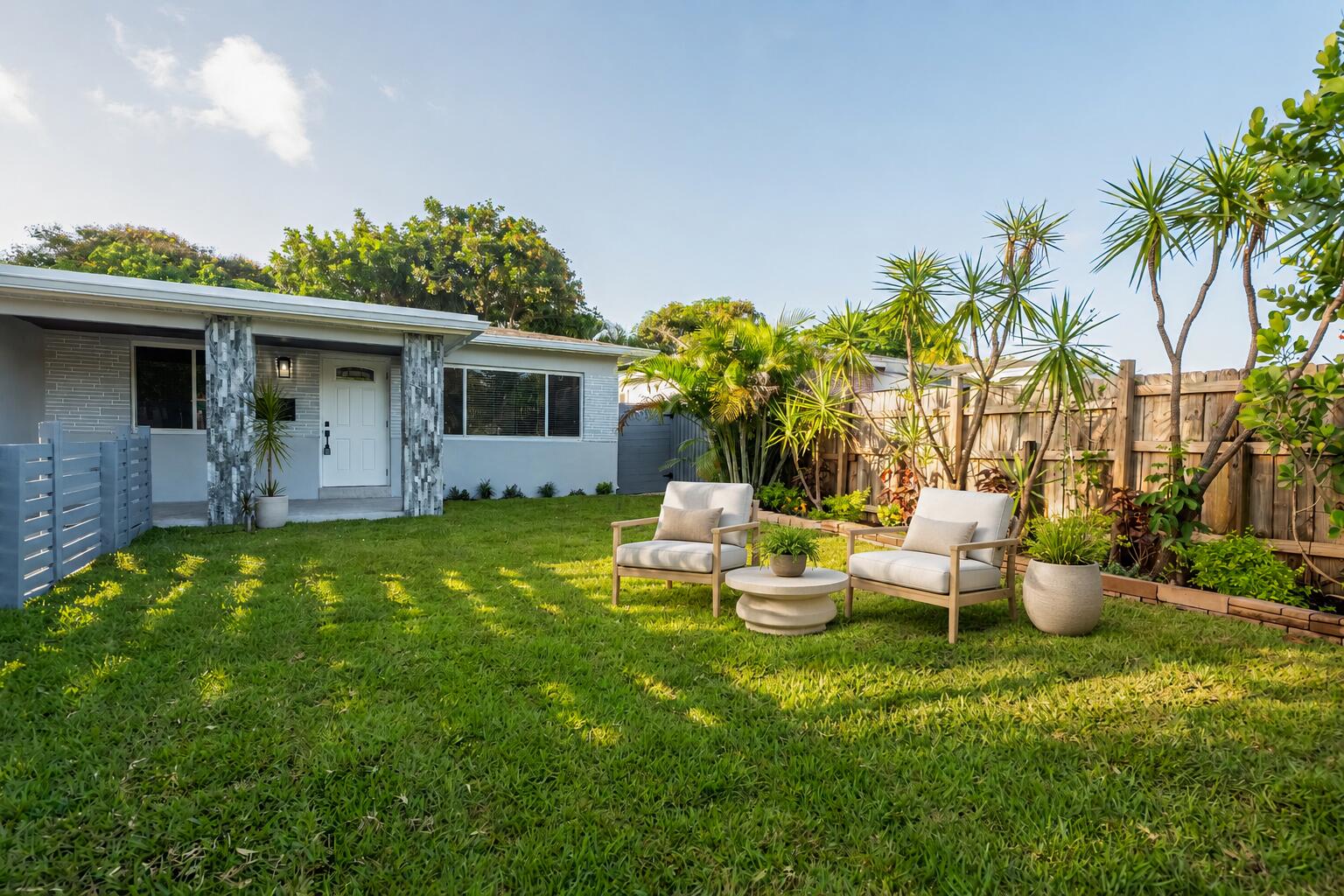 HOLLYWOOD LITTLE RANCHES - Residential