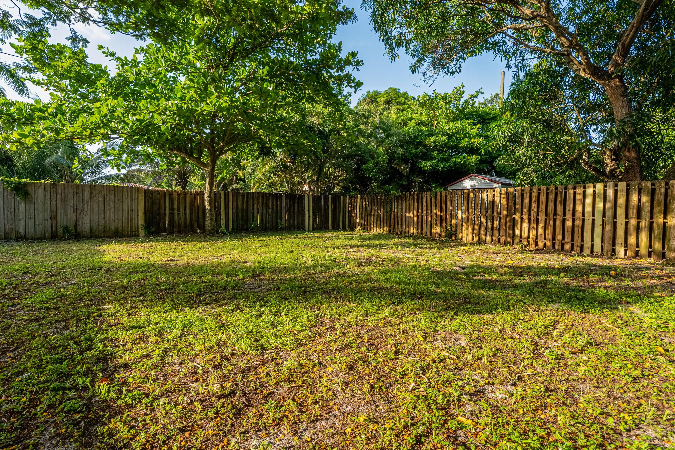 HOLLYWOOD LITTLE RANCHES - Residential