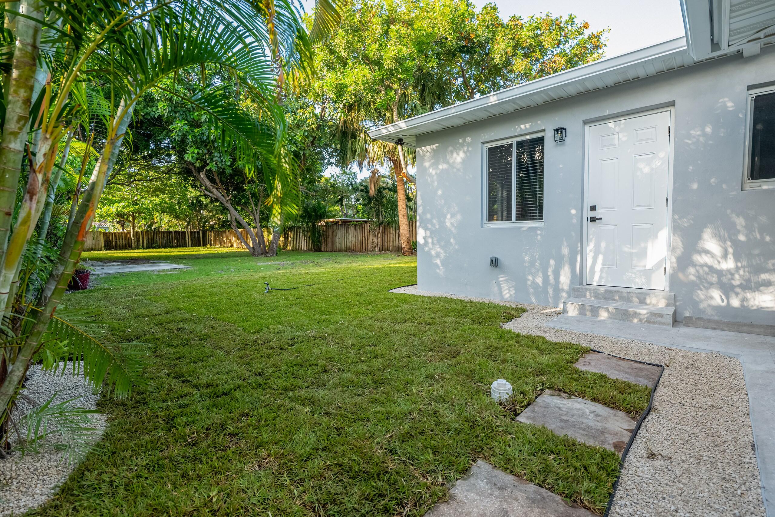 HOLLYWOOD LITTLE RANCHES - Residential
