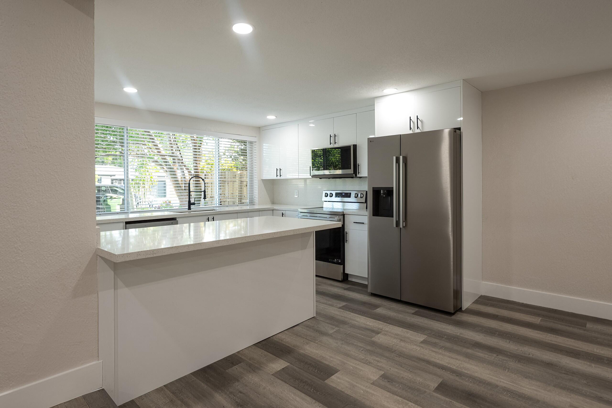 HOLLYWOOD LITTLE RANCHES - Residential