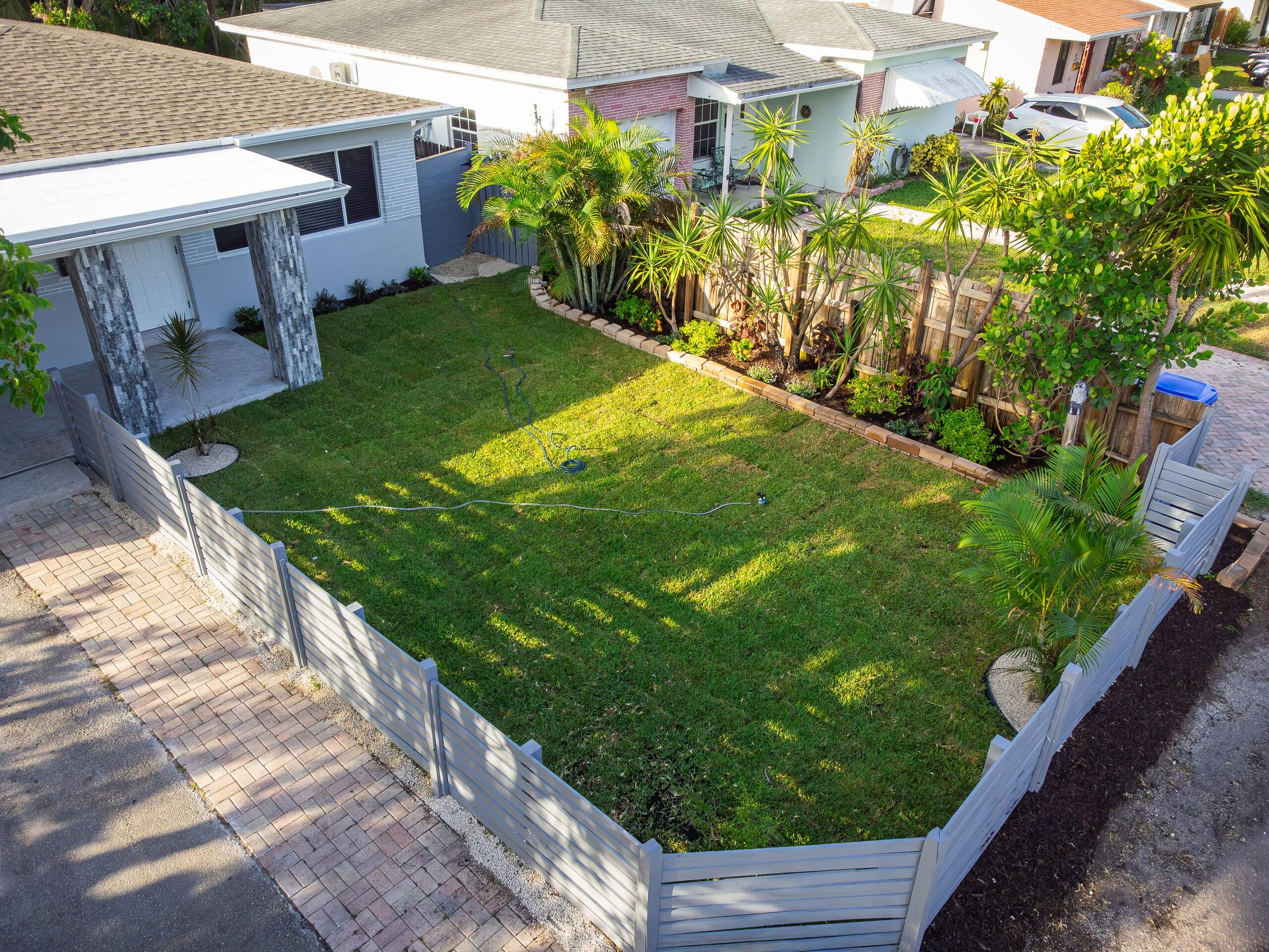HOLLYWOOD LITTLE RANCHES - Residential