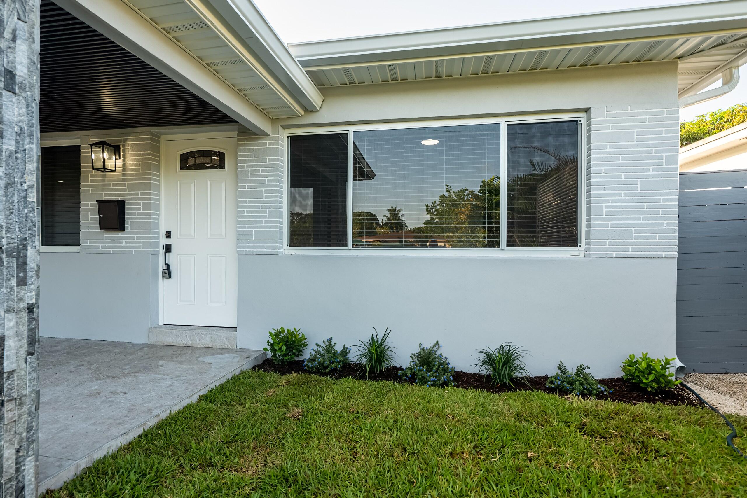 HOLLYWOOD LITTLE RANCHES - Residential