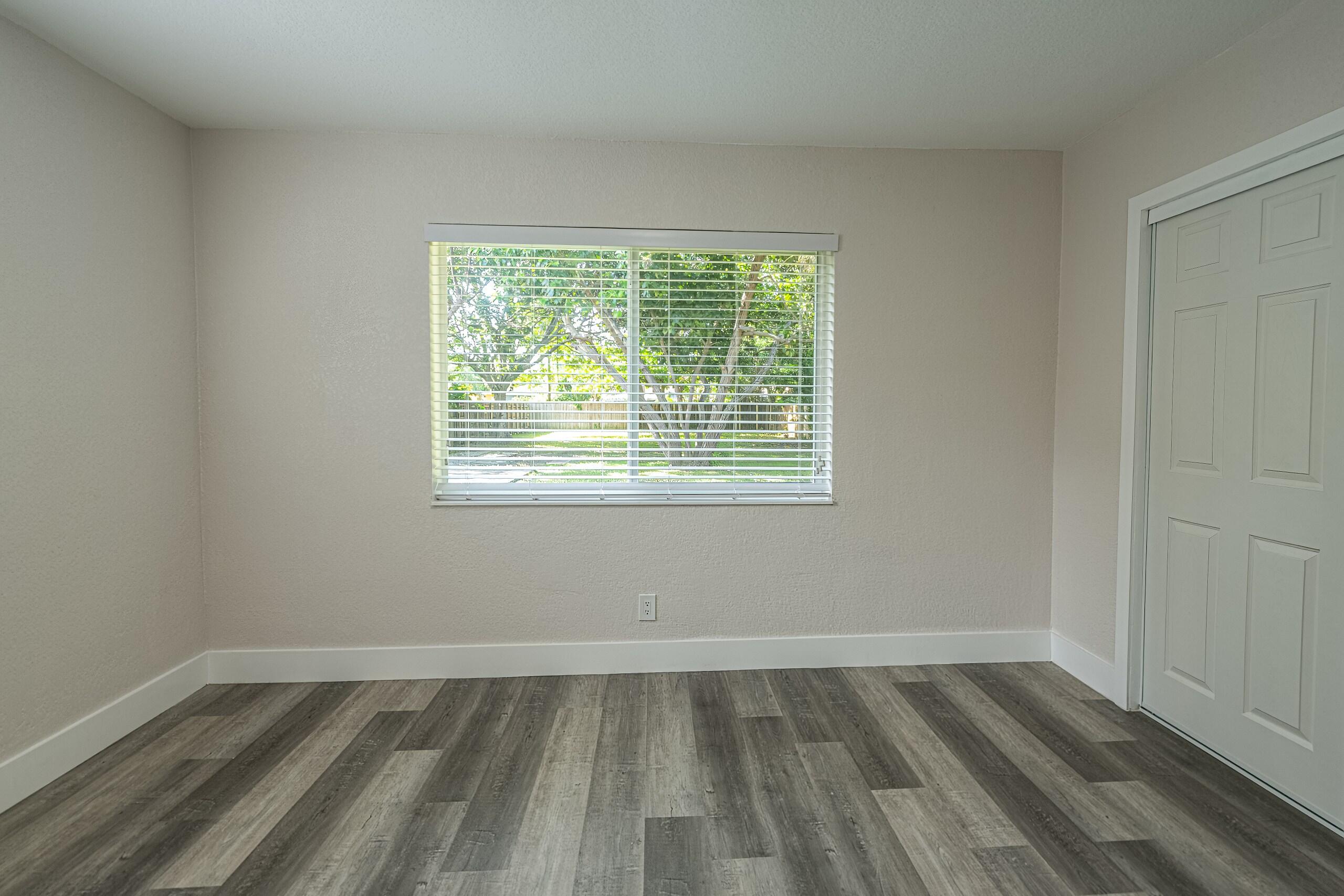 HOLLYWOOD LITTLE RANCHES - Residential