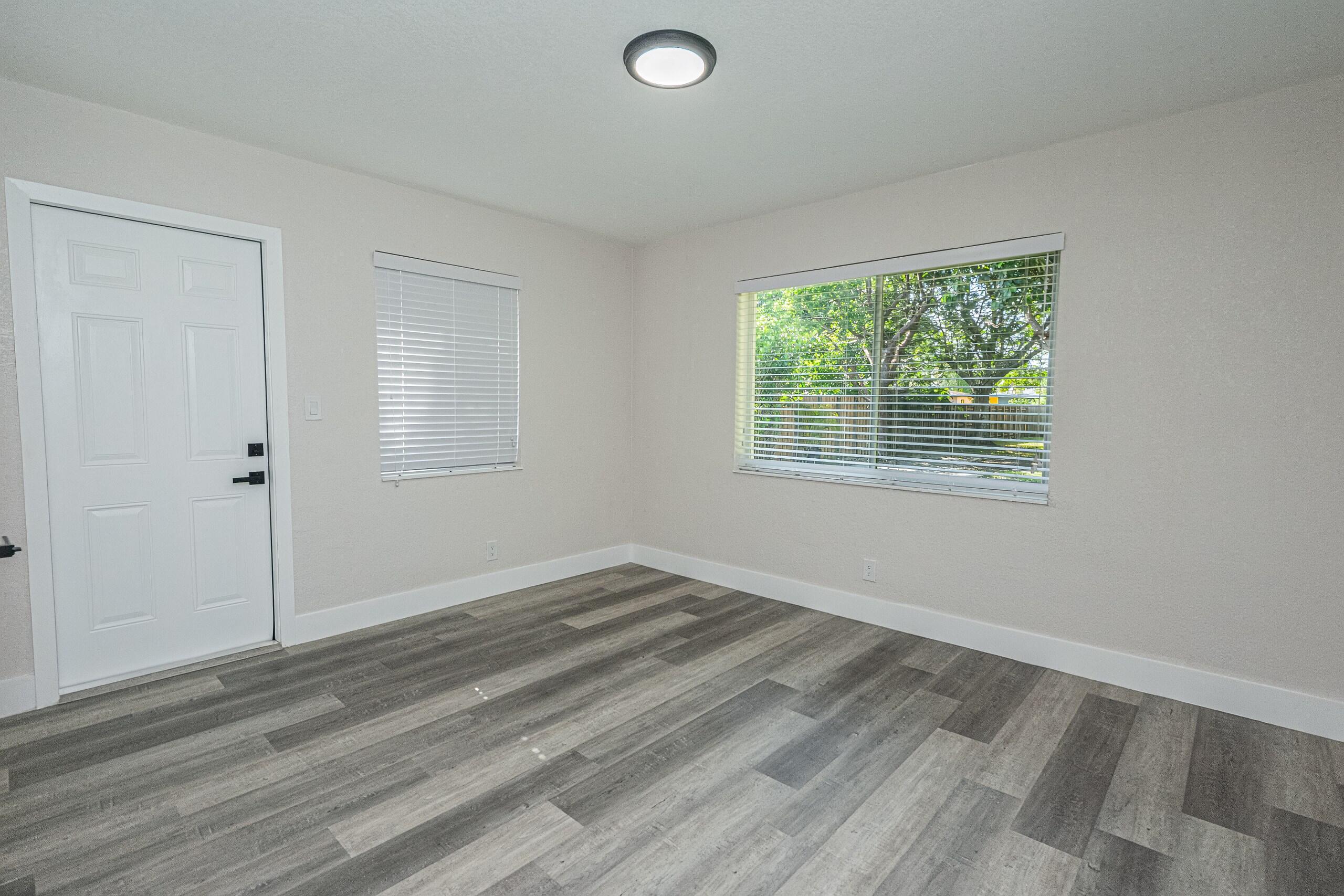 HOLLYWOOD LITTLE RANCHES - Residential