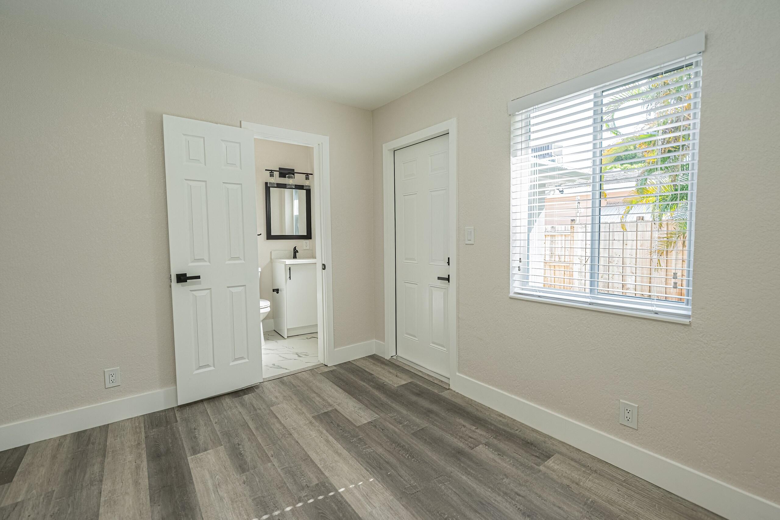 HOLLYWOOD LITTLE RANCHES - Residential